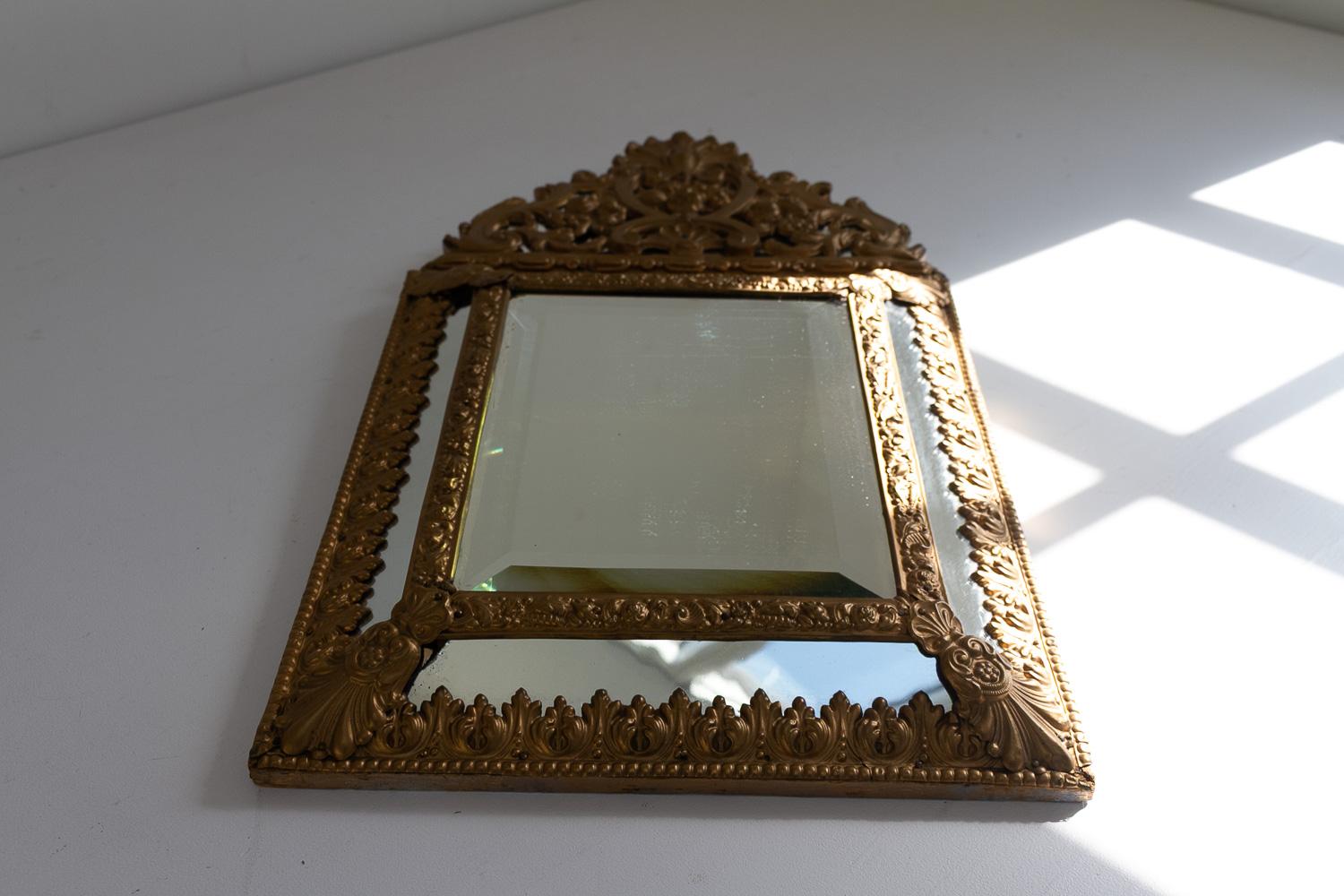 Specchio a cuscino in stile barocco olandese, dorato e repoussé, fine del XIX secolo. in vendita 2