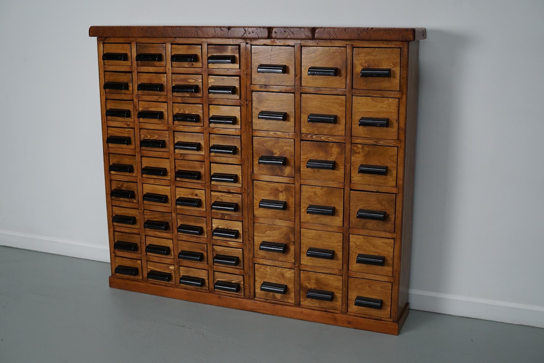 Cabinet d'apothicaire / d'atelier industriel hollandais en hêtre / pin, vers les années 1950 en vente 5
