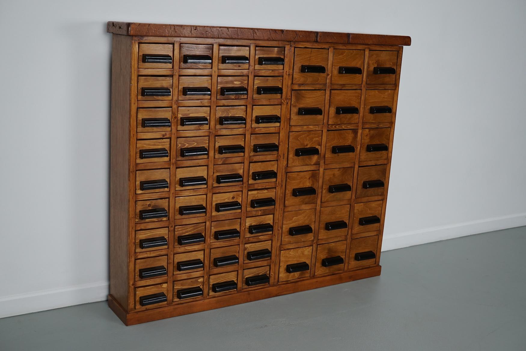 Pin Cabinet d'apothicaire / d'atelier industriel hollandais en hêtre / pin, vers les années 1950 en vente