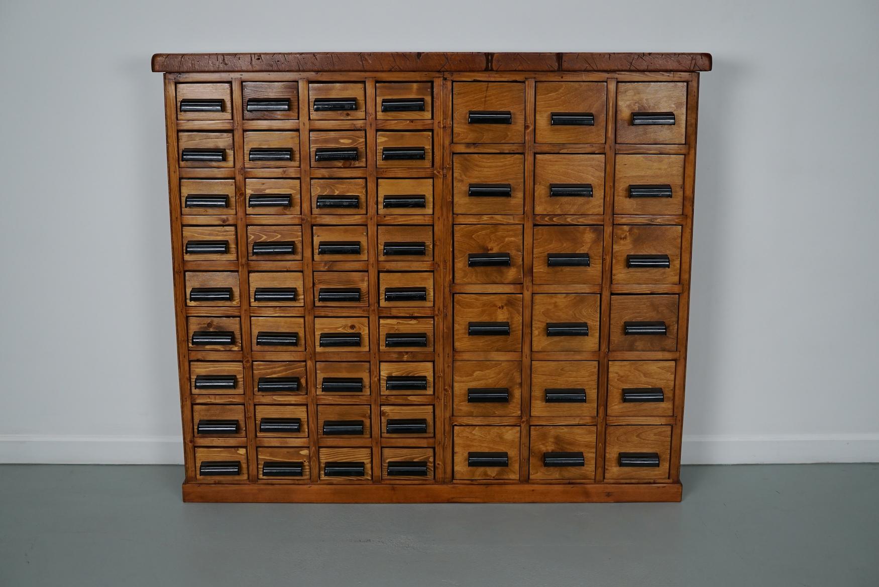 Cabinet d'apothicaire / d'atelier industriel hollandais en hêtre / pin, vers les années 1950 en vente 4