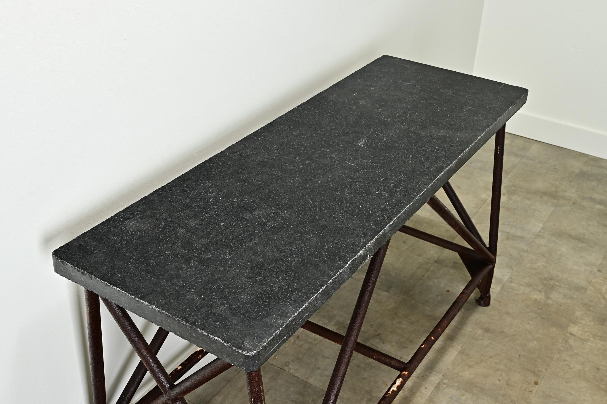 Consola Holandesa Belga de Piedra Azul y Hierro en Bueno estado para la venta en Baton Rouge, LA