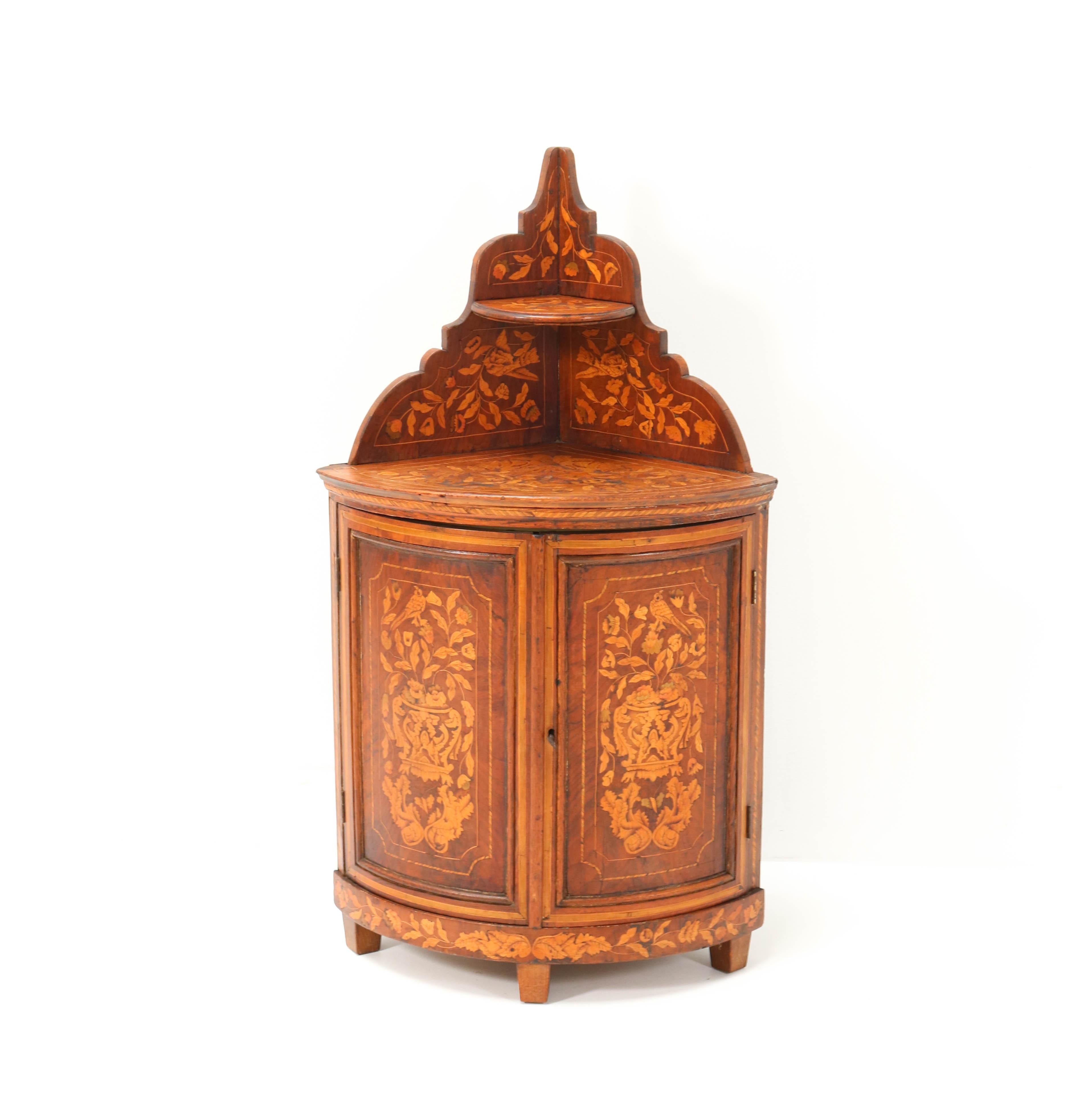 Wonderful and rare antique corner cabinet.
Striking Dutch design from circa 1830.
Solid padouk with marqueterie inlay.
Rare because of its size!
In good original condition with a beautiful patina.