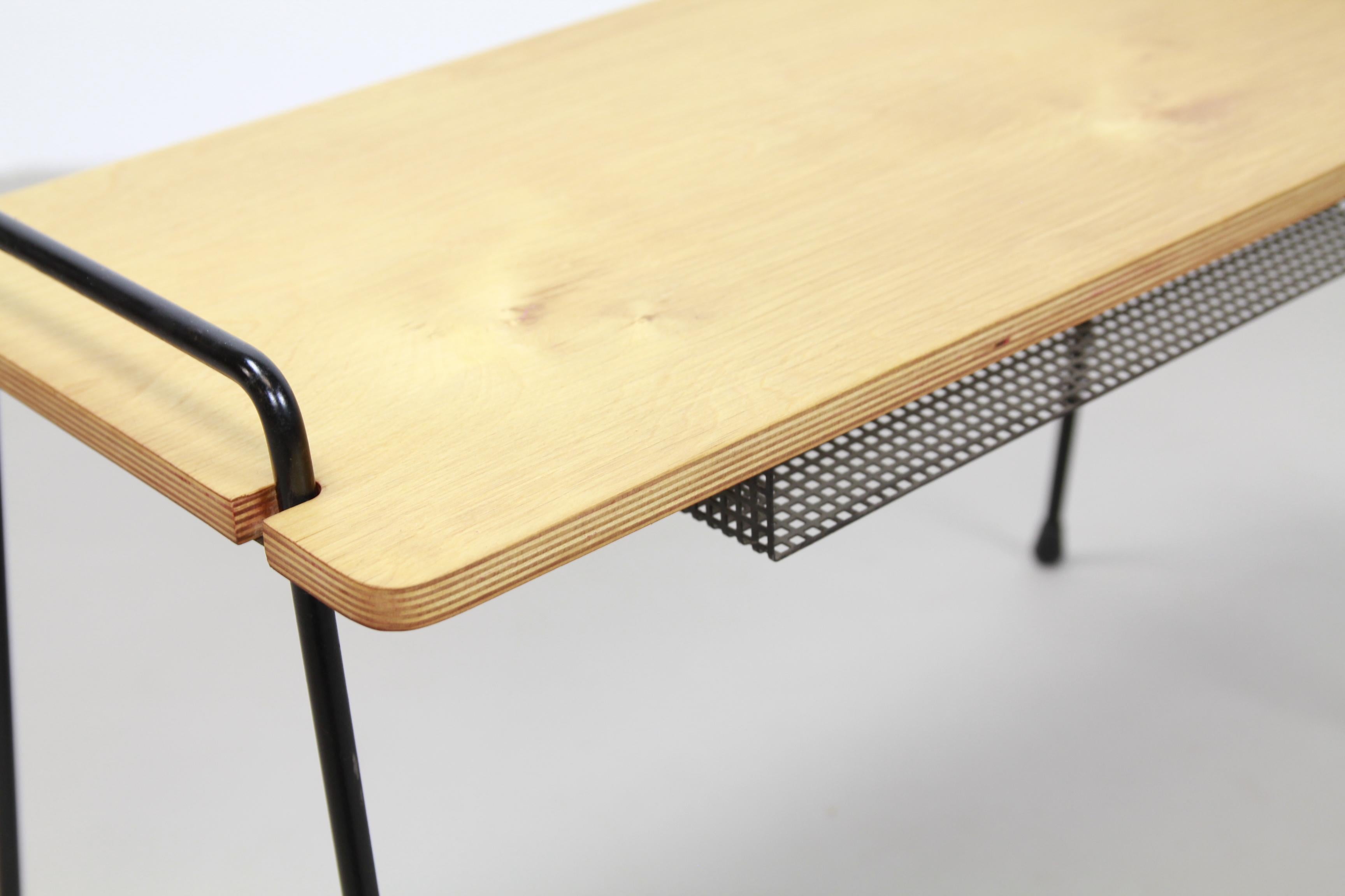 Dutch Birch Pastoe Side Table with Perforated Metal Rack by Cees Braakman, 1950 In Good Condition In Amsterdam, Noord Holland