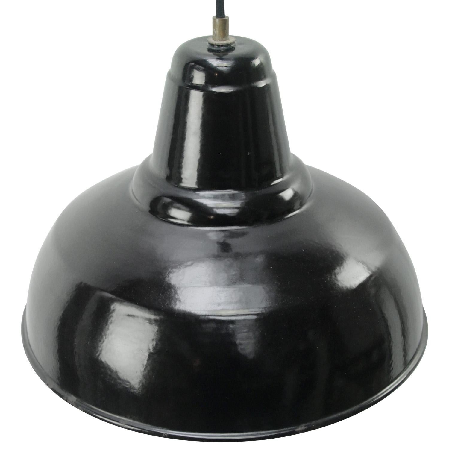Lampada a sospensione industriale olandese di Philips
Interni in bianco e smalto nero

Peso: 1,50 kg / 3,3 lb

Prezzo per singolo articolo. Tutte le lampade sono state rese idonee dagli standard internazionali per le lampadine a incandescenza, a