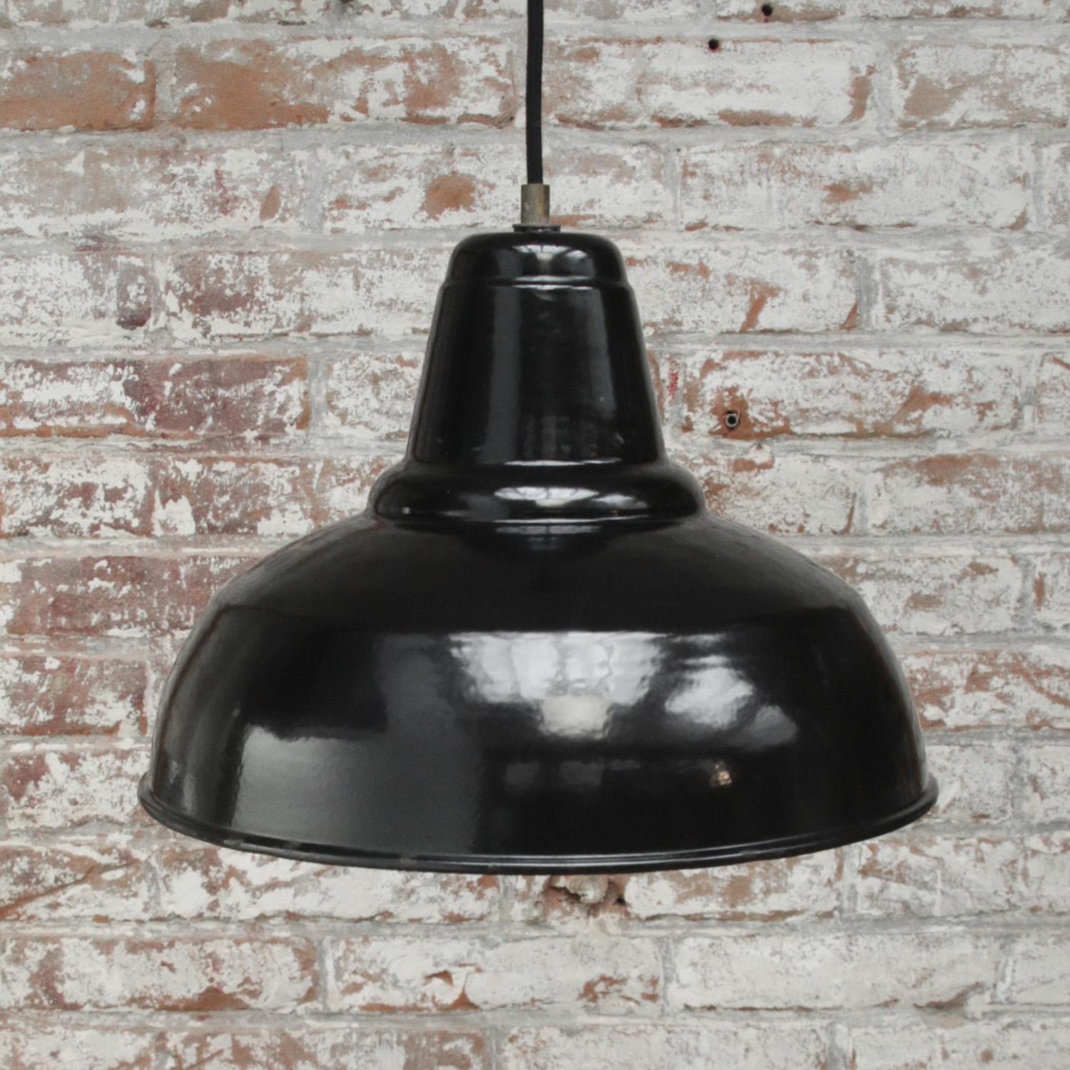 Olandese Lampade a sospensione industriali vintage in smalto nero olandese di Philips in vendita