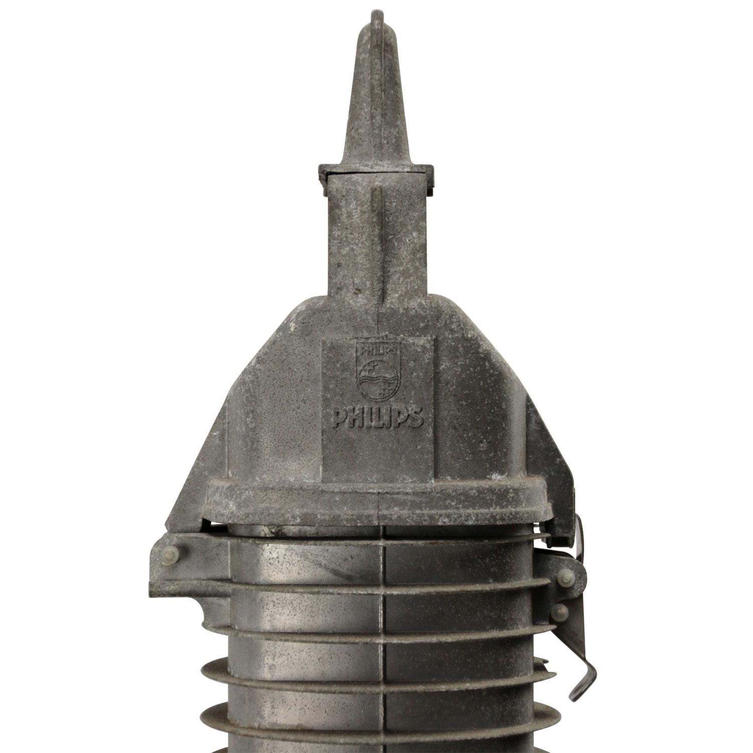 Pendente industriale Philips originale, olandese. HDK 250
Paralume in smalto nero con interno bianco
Piano in alluminio fuso

Peso: 4,40 kg / 9,7 lb

Prezzo per singolo articolo. Tutte le lampade sono state rese idonee dagli standard internazionali