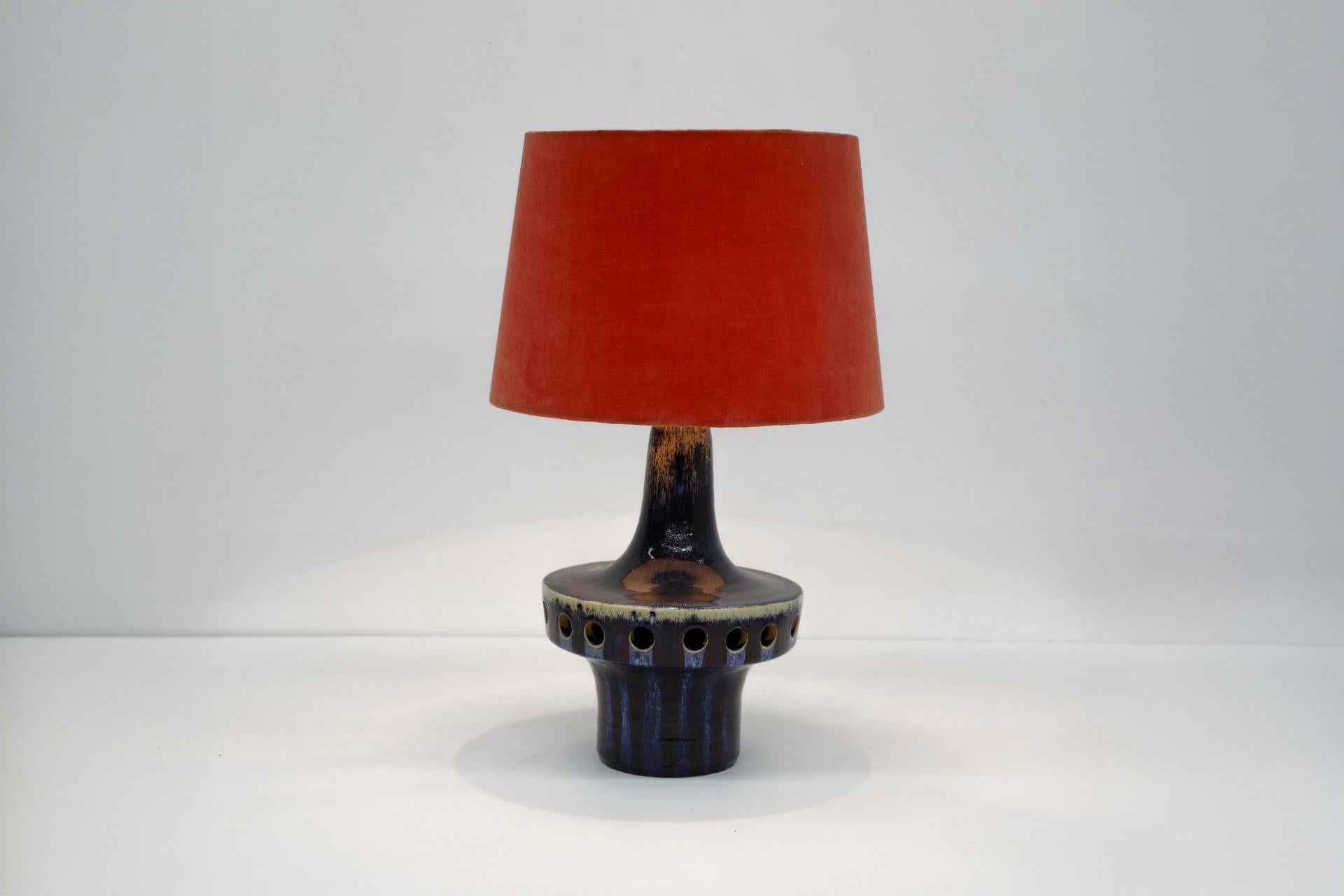 Dutch Blue Glazed Space Age Ceramic Table Lamp with Cut-Outs by Ravelli In Good Condition In Los Angeles, CA