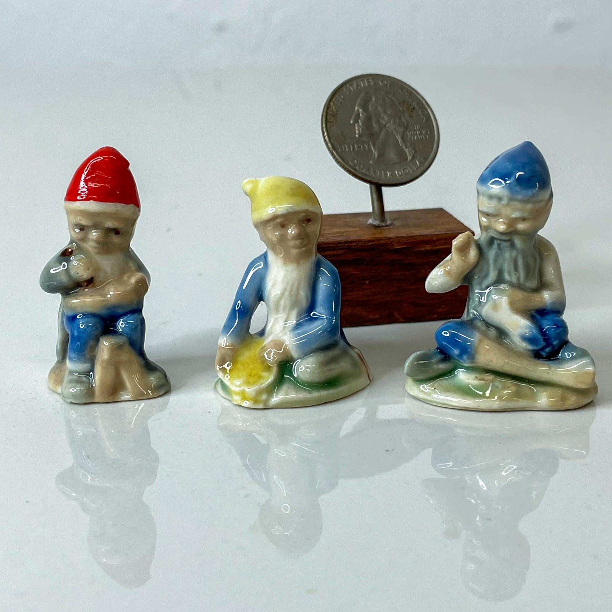  Set of 3 colorful and tiny figurines in Porcelain. Stamped made in Holland.
Trio of gnome elves in blue.
Measures: 1.63 H x 1.25 W x 1 D inches
Original preowned unrestored vintage condition.
See our images.

  
