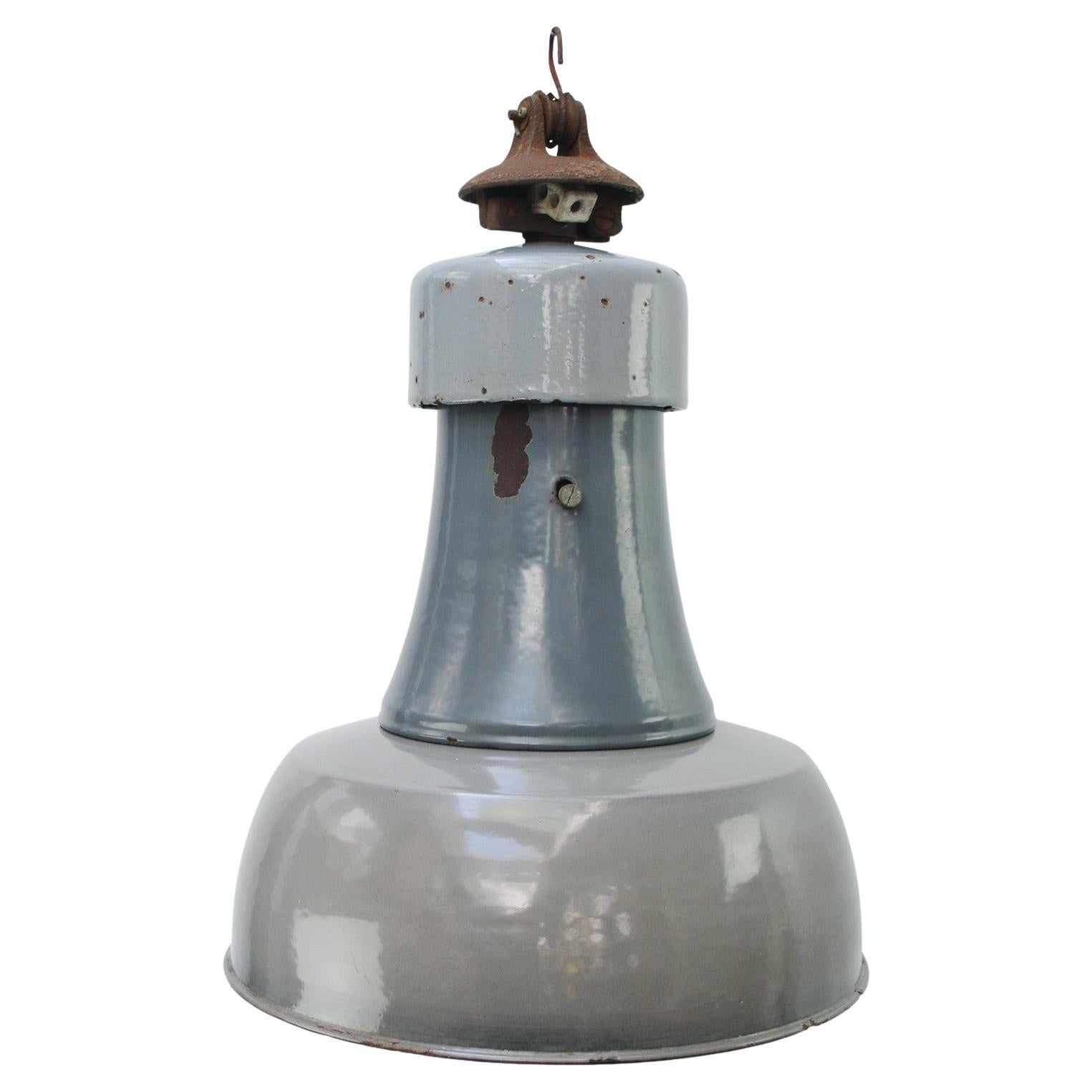 Lampe à suspension industrielle hollandaise vintage en émail bleu et gris avec plateau en fonte en vente