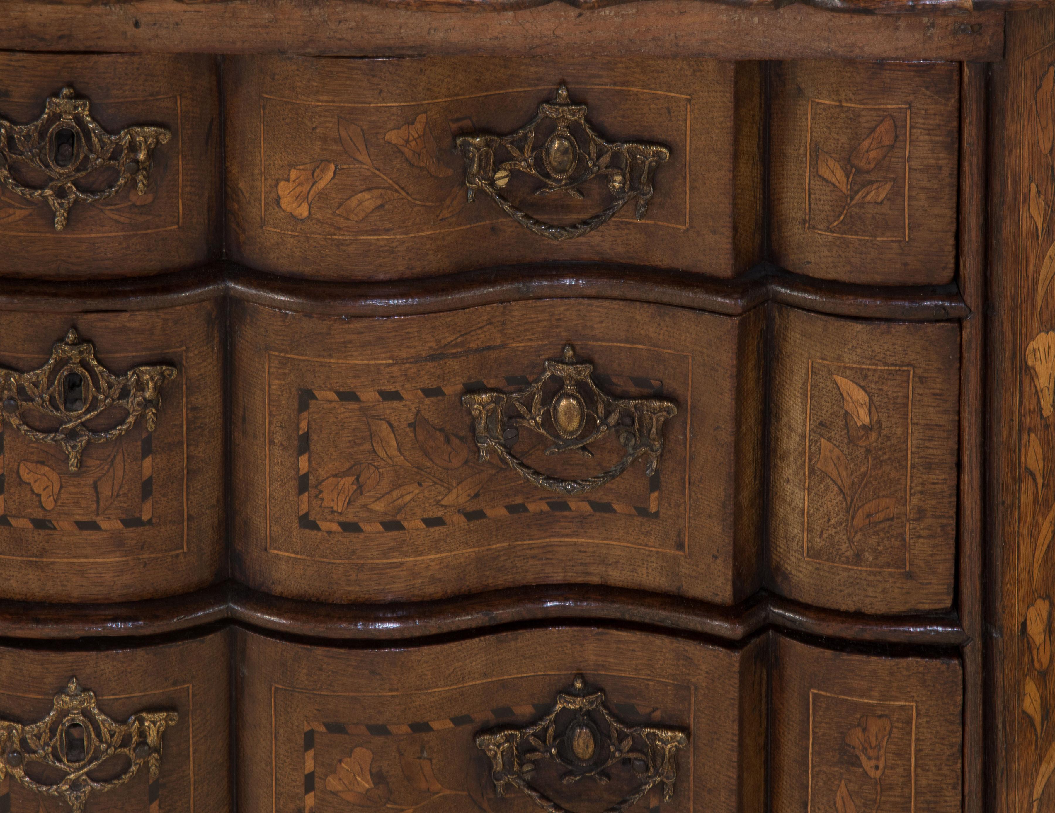 Dutch Bombe Chest of Drawers 18th Century For Sale 4