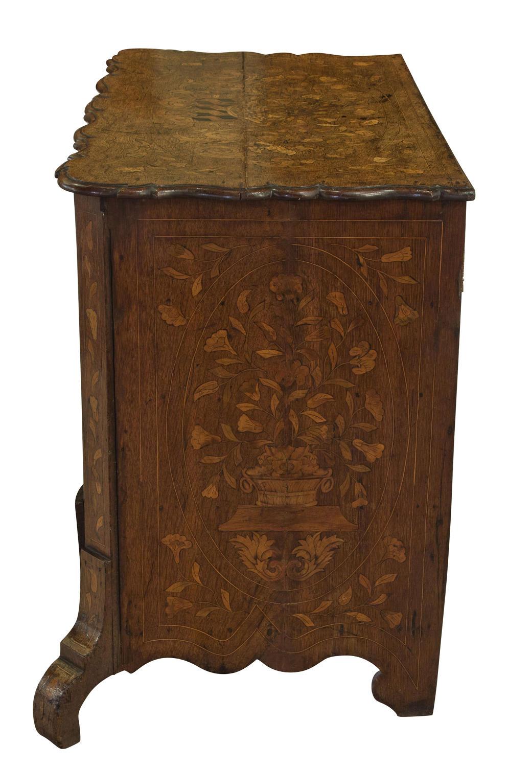 Dutch bombe chest of drawers with inlaid foliate and avian motifs in marquetry design

18th century.

