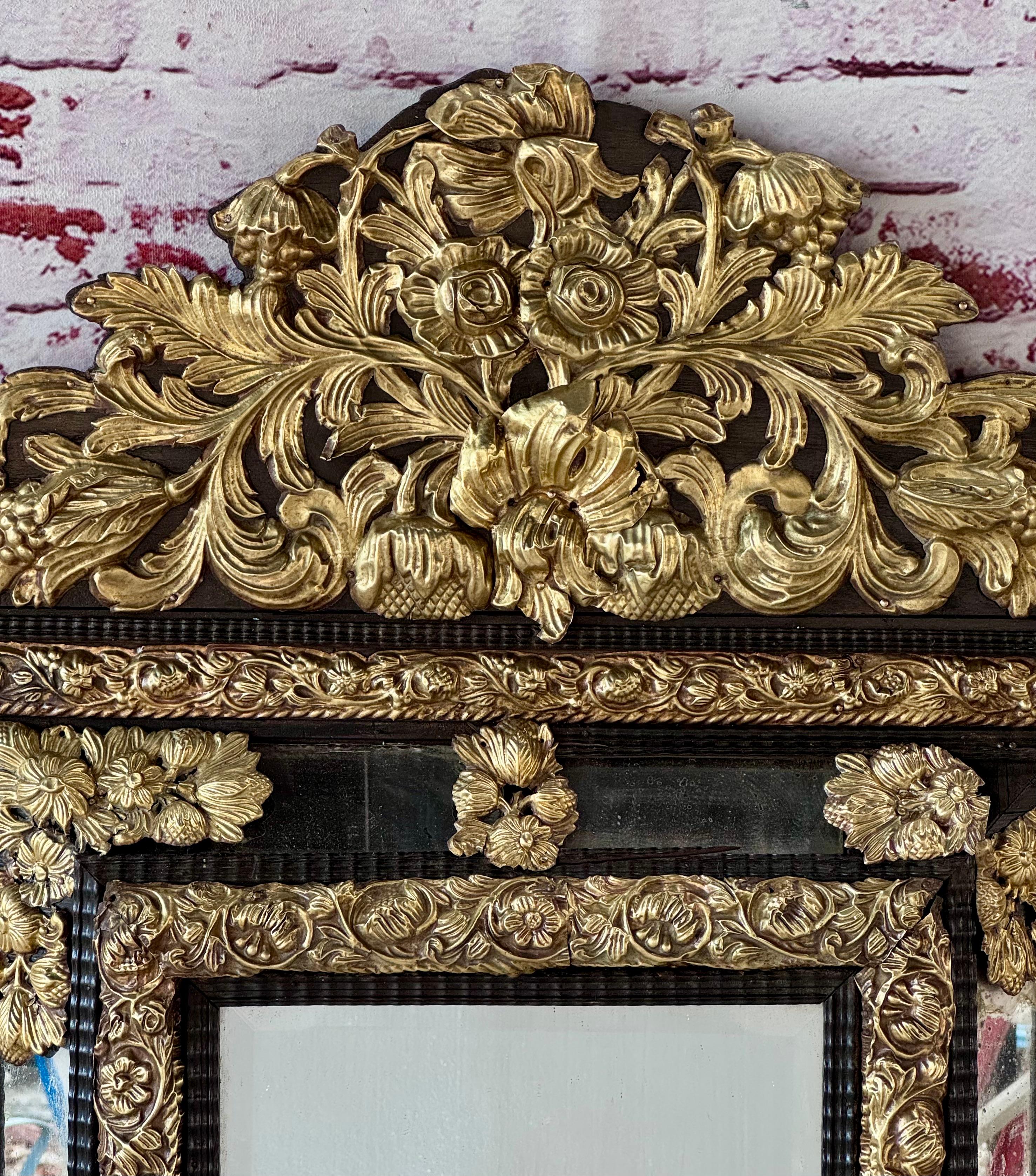 Espejo Holandés de Latón y Madera Ebonizada Renacimiento en venta