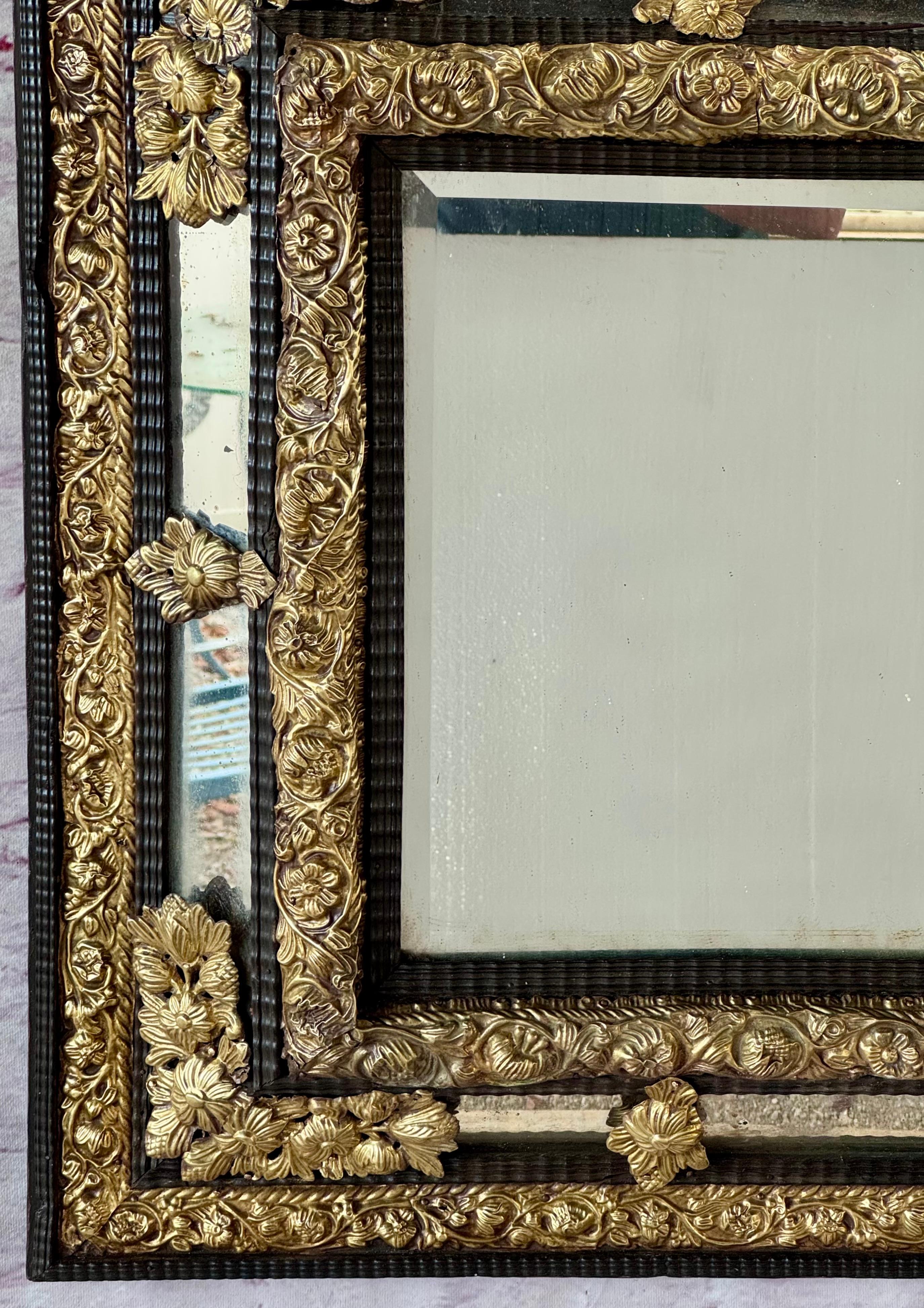 Espejo Holandés de Latón y Madera Ebonizada en Bueno estado para la venta en Bradenton, FL