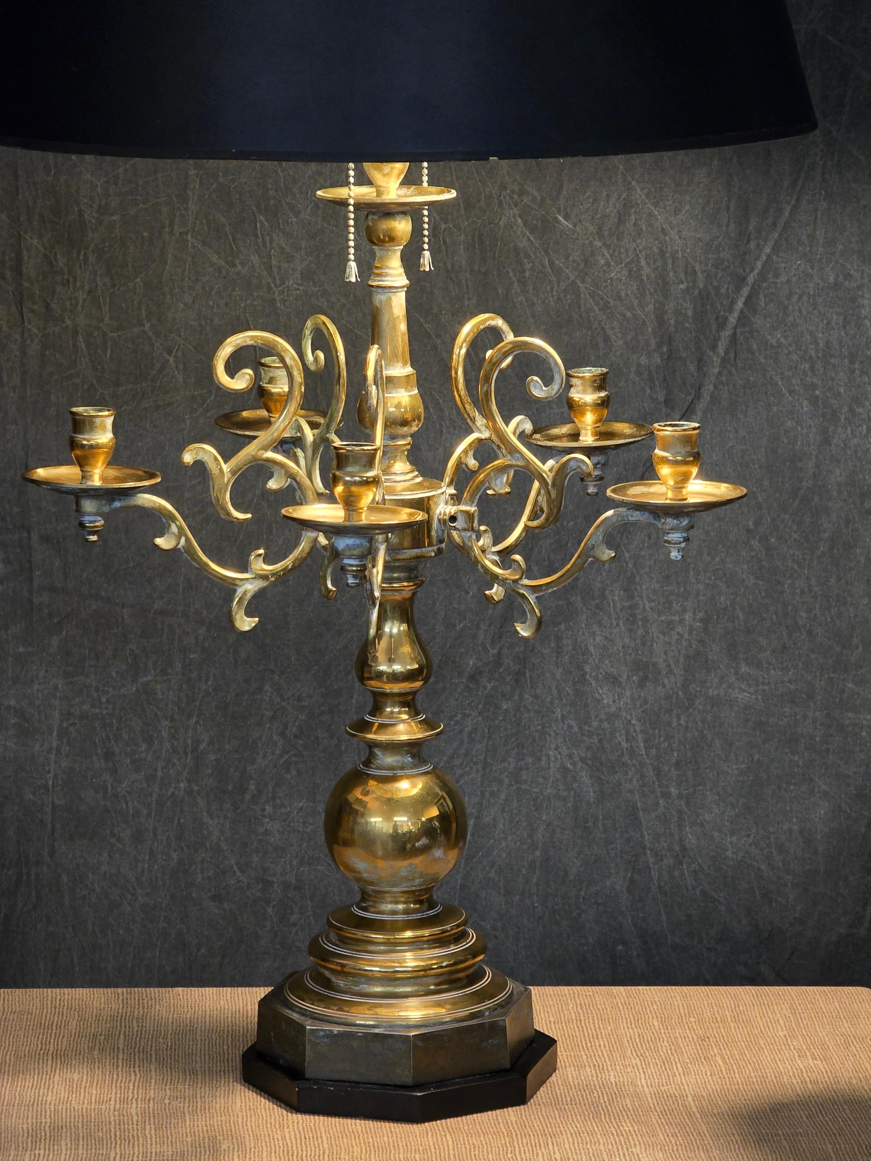 Lámpara candelabro holandesa de latón, mediados del siglo XVIII, montada por Chapman Colonial holandés en venta