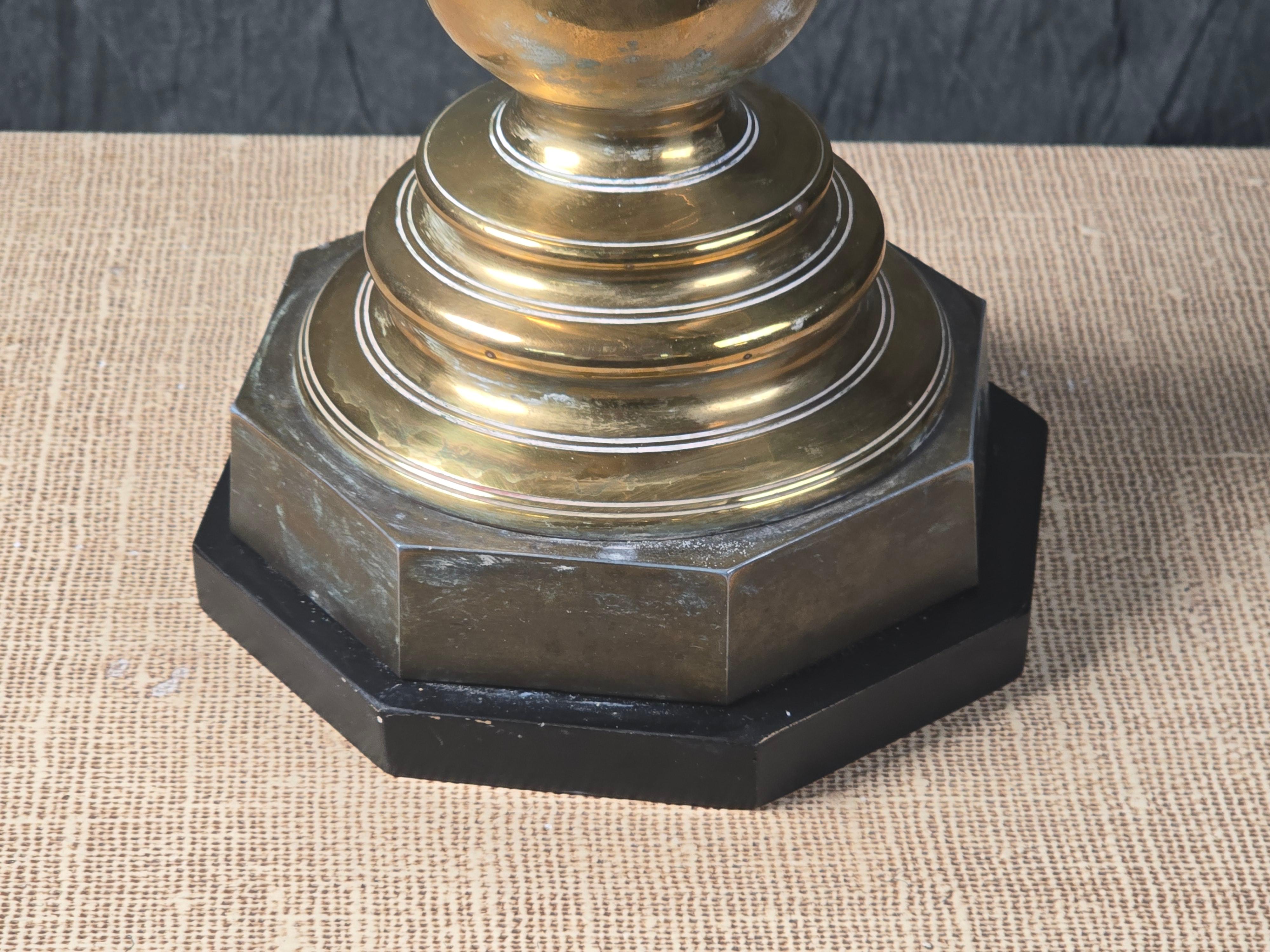 Lámpara candelabro holandesa de latón, mediados del siglo XVIII, montada por Chapman en venta 1