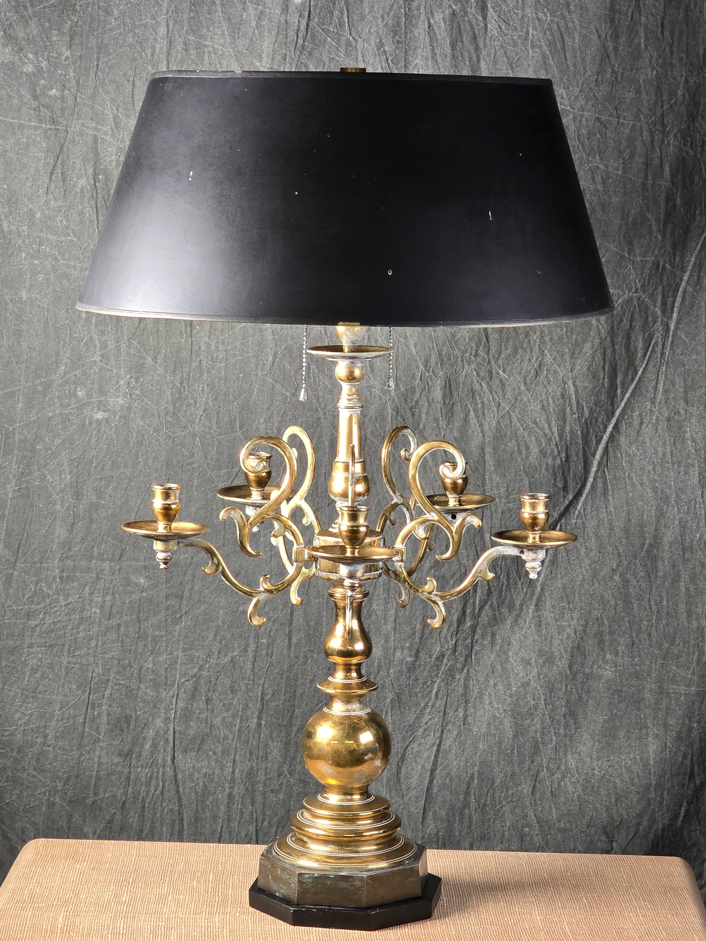 Lámpara candelabro holandesa de latón, mediados del siglo XVIII, montada por Chapman en venta 2