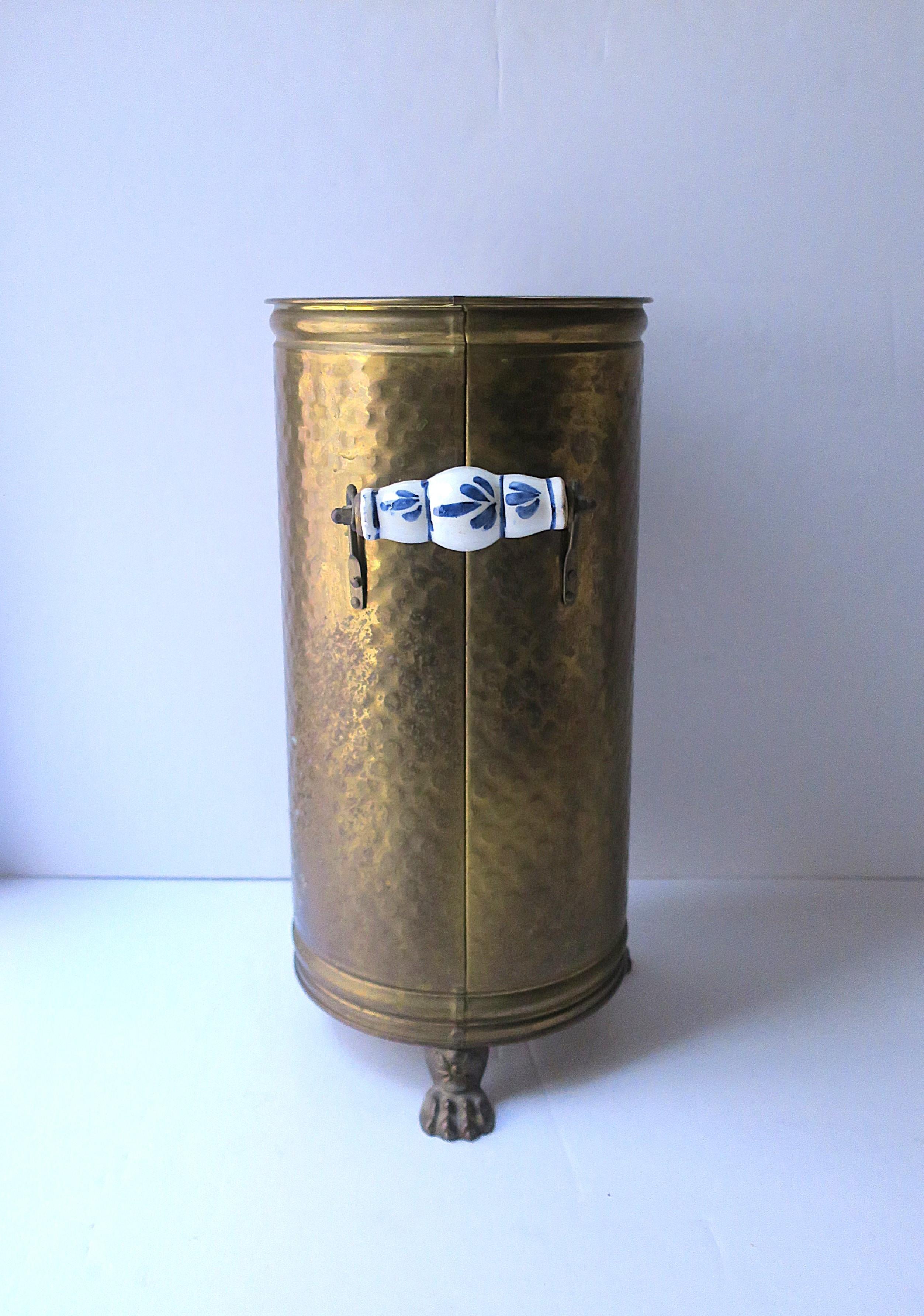 Dutch Brass Umbrella Stand with Lion Paw Feet In Good Condition For Sale In New York, NY