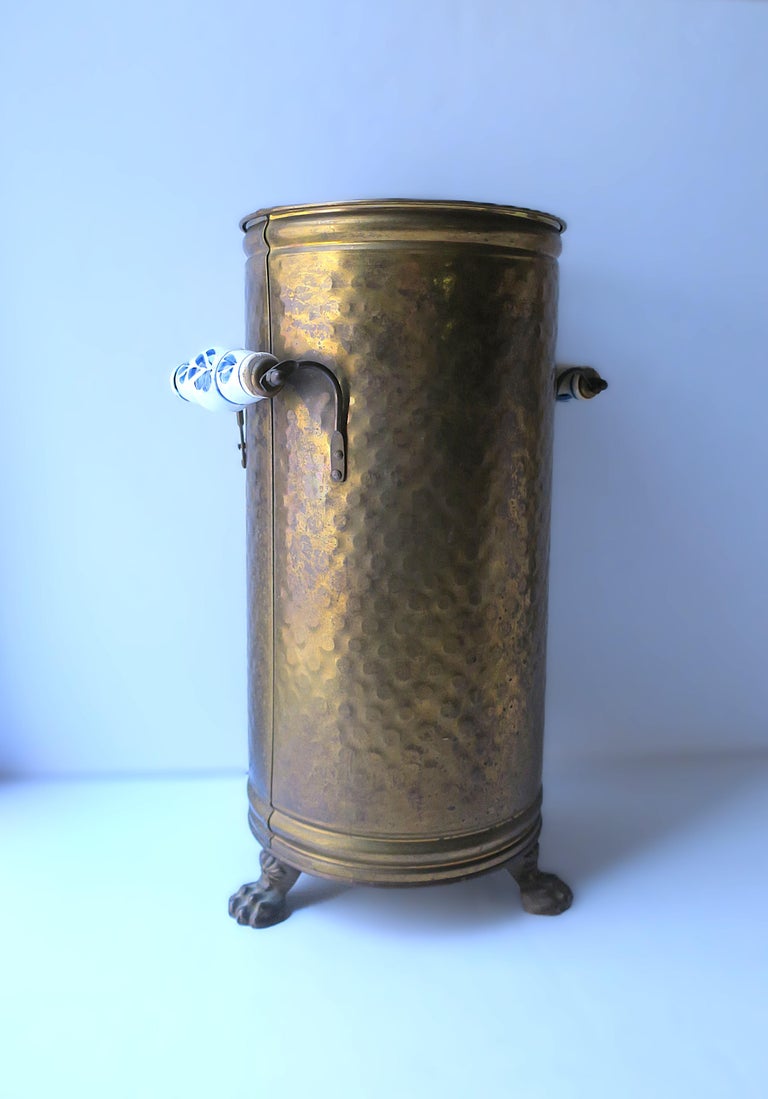 Porte-Parapluie Hollandais Ancien En Laiton - Pieds Griffes De Lion - Poterie Delft - MCM