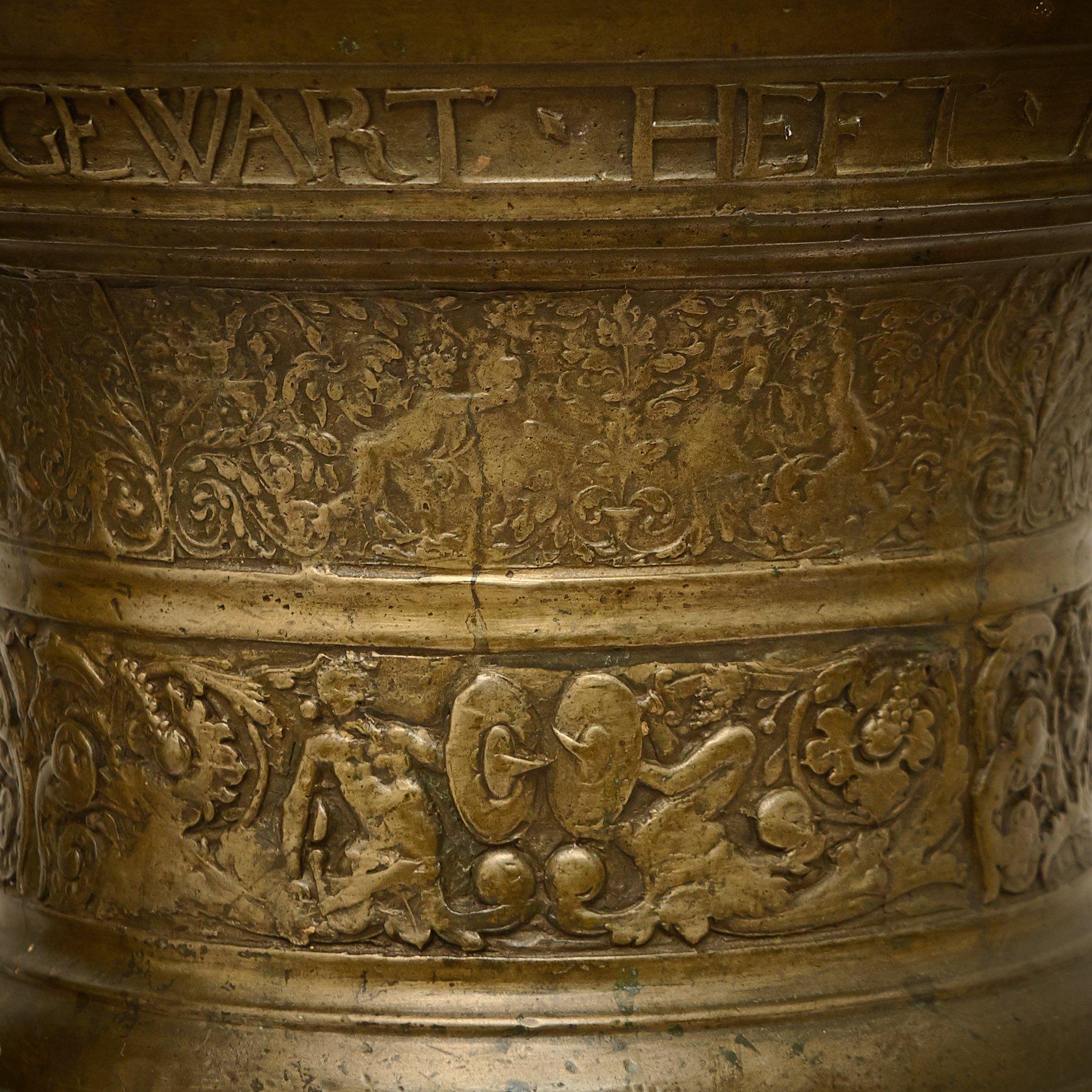 A very rare and large 17th century Dutch bronze mortar with wooden pestle.
The flaring rim inscribed: HENRICK WEGEWART HEFT MIJ GHEGOOTEN ANNO 1608
The upper frieze cast with round shields between winged male and female tenants. Above a
frieze