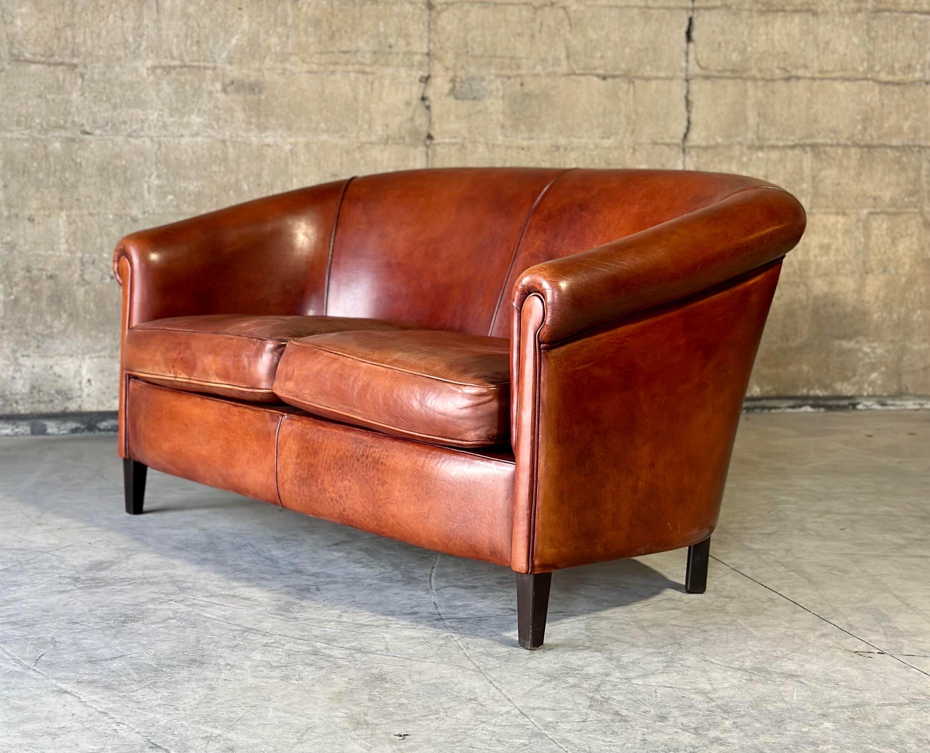 Zweisitzer-Sofa aus Schafsleder. Wunderschönes Leder, weich und haltbar mit der perfekten Menge an Variation und Abnutzung. Bereit für weitere 100 Jahre!
