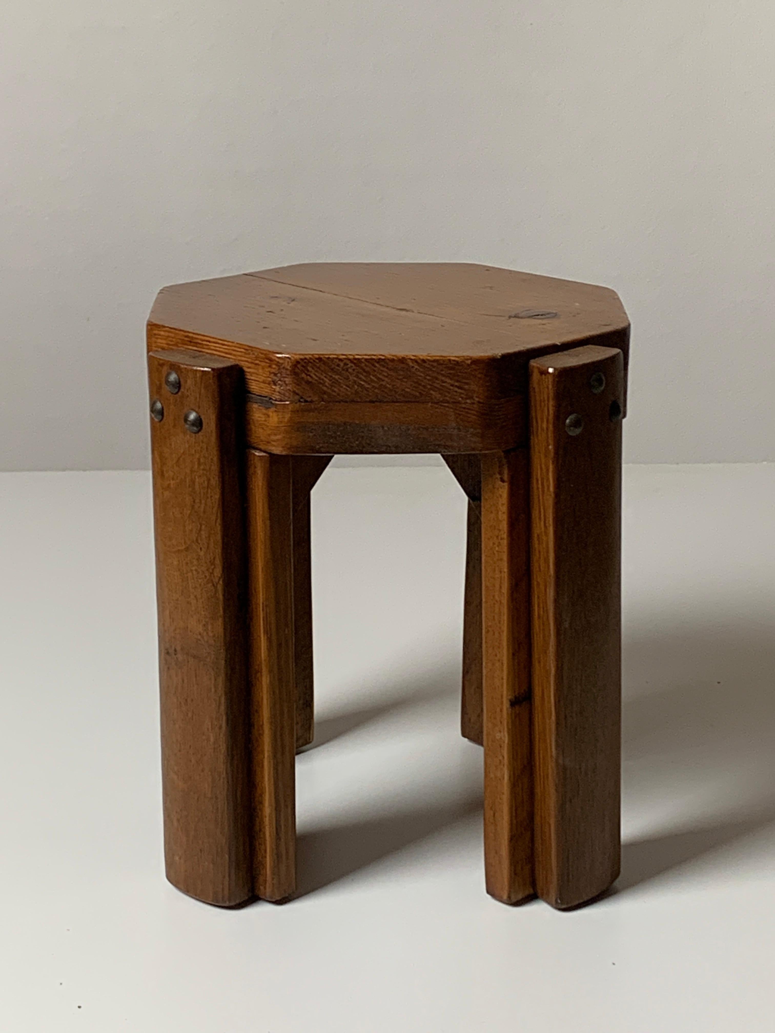 Lovely brown oak brutalist plant stand or small low stool ( height 26 cm ) made in the Art Deco style. its hard to date this plant stand so we have put th edit e1930s-1950s but possibly 1960s. Although very similar tp a stool we believe it