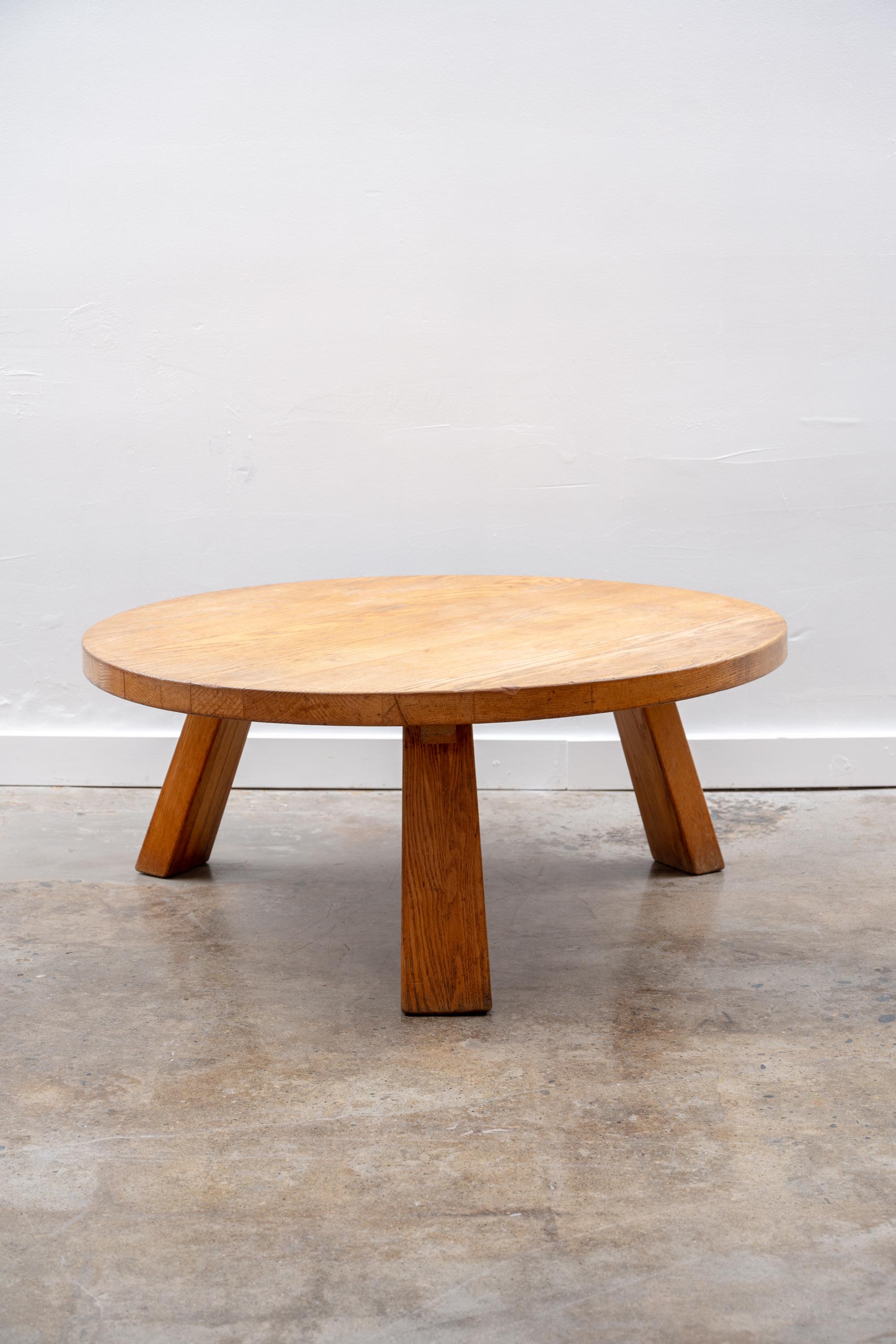 Im Stil des Brutalismus. Vintage By. Schöner und massiver runder Couchtisch aus Eiche aus den Niederlanden. Hersteller unbekannt. Drei Beine, schöne Tischlerarbeiten, modernistische Linien. Altersgemäße Gebrauchsspuren, wie gesehen einbaufertig.