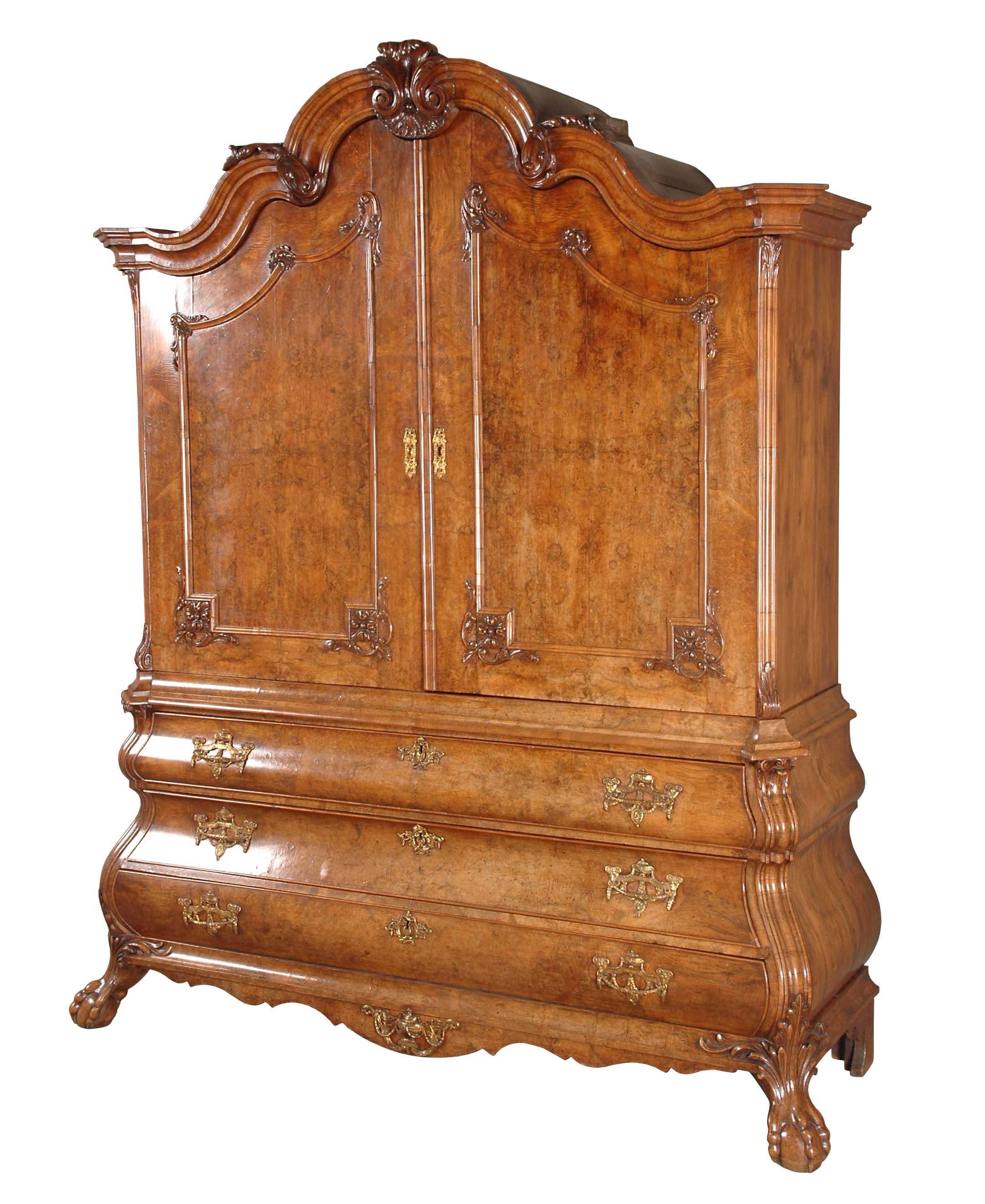 Intagliato a mano Armadio olandese in radica di noce su base a bombe - Qualità eccezionale in vendita