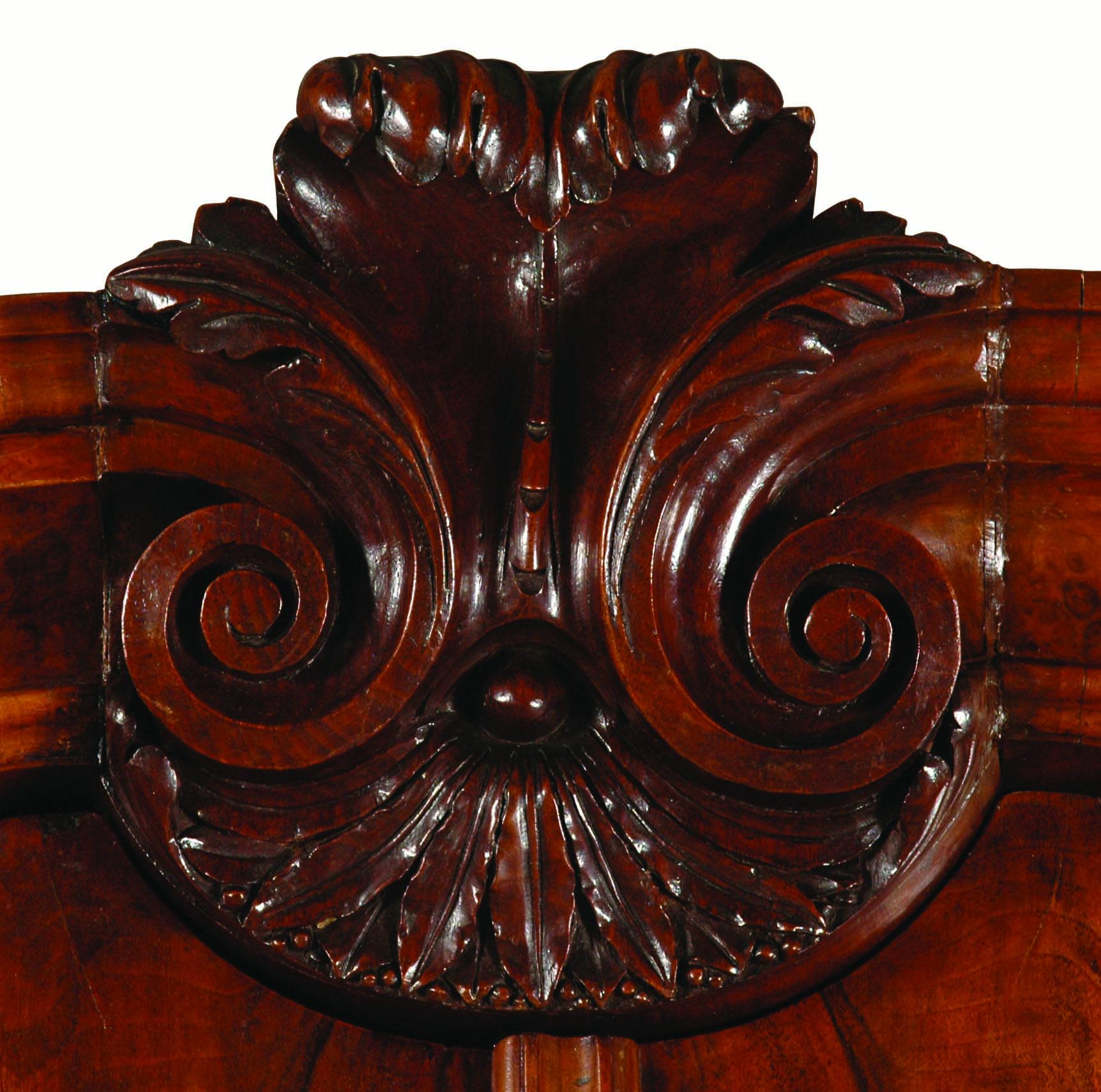 Fino al XVIII secolo Armadio olandese in radica di noce su base a bombe - Qualità eccezionale in vendita