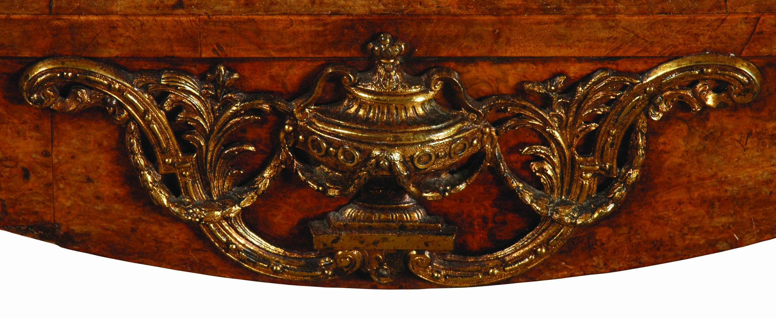 Similoro Armadio olandese in radica di noce su base a bombe - Qualità eccezionale in vendita