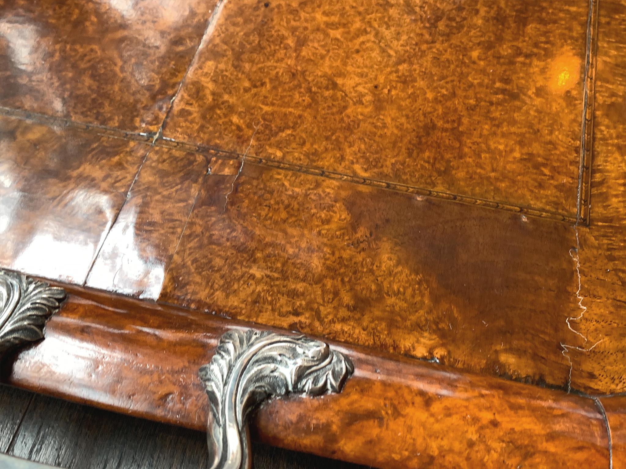 Vassoio da portata in legno di radica olandese In condizioni buone in vendita a New York, NY
