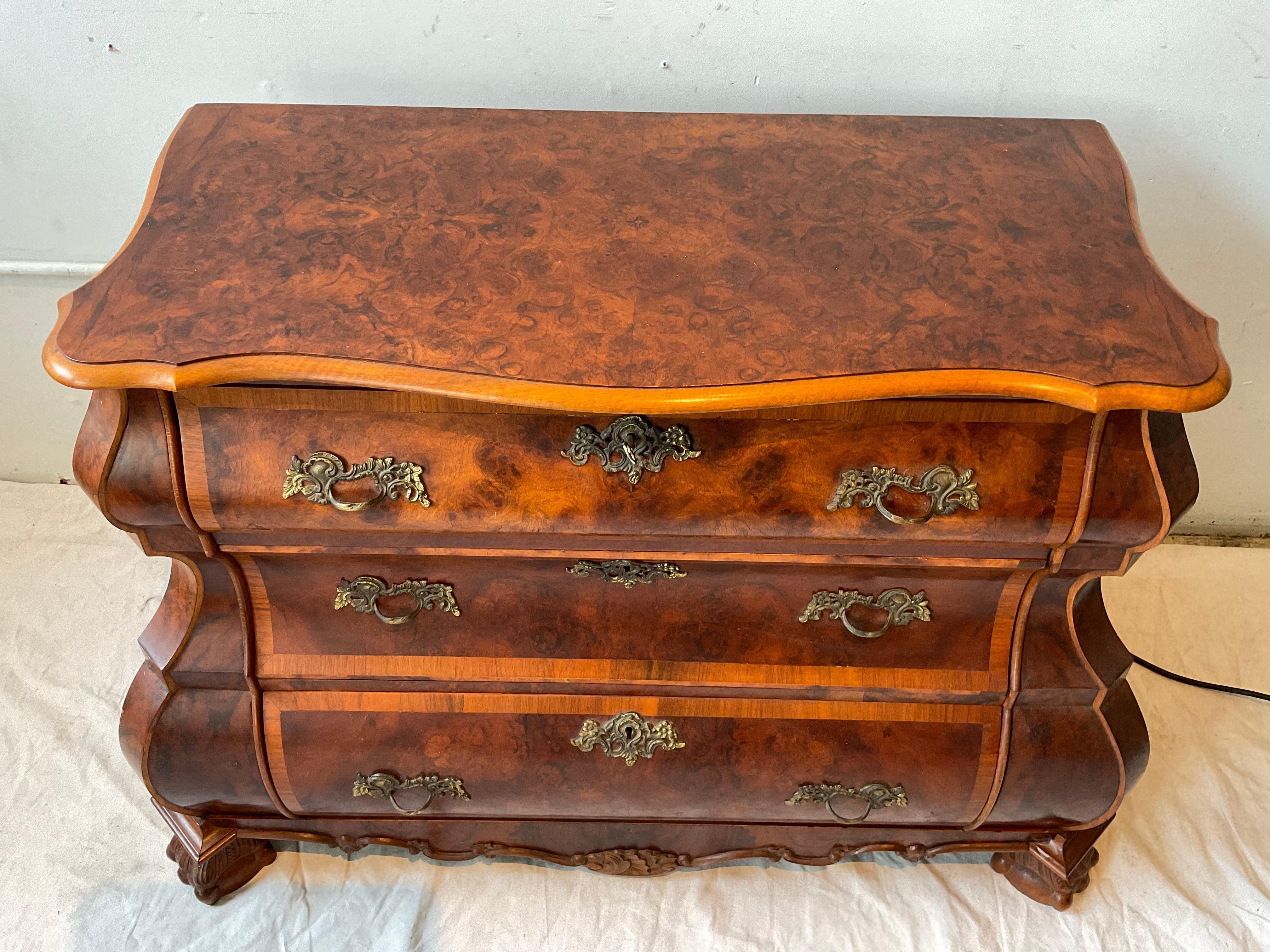 Cassapanca olandese in Wood Burled Bombe In condizioni buone in vendita a Tarrytown, NY
