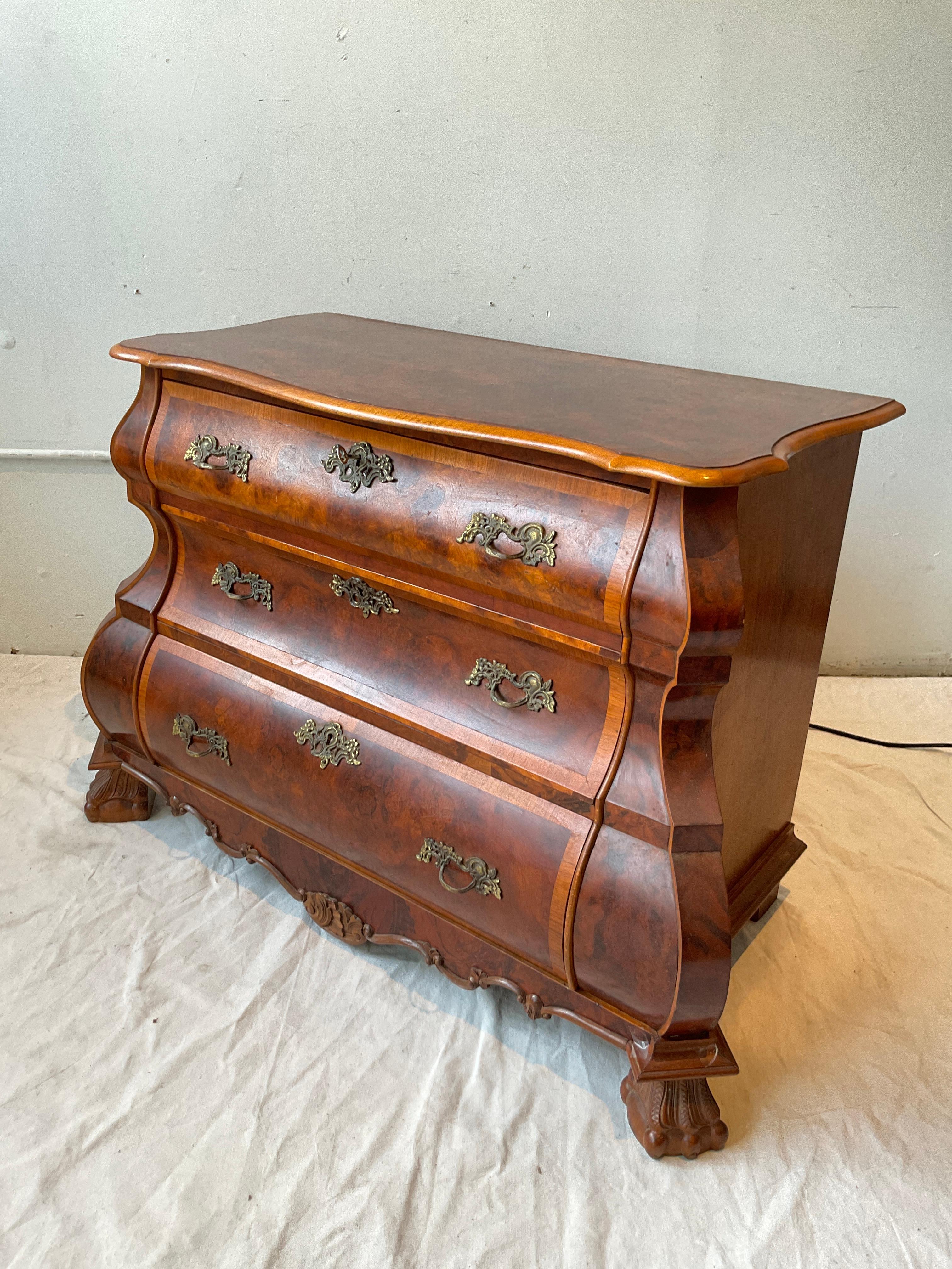 Fine XX secolo Cassapanca olandese in Wood Burled Bombe in vendita