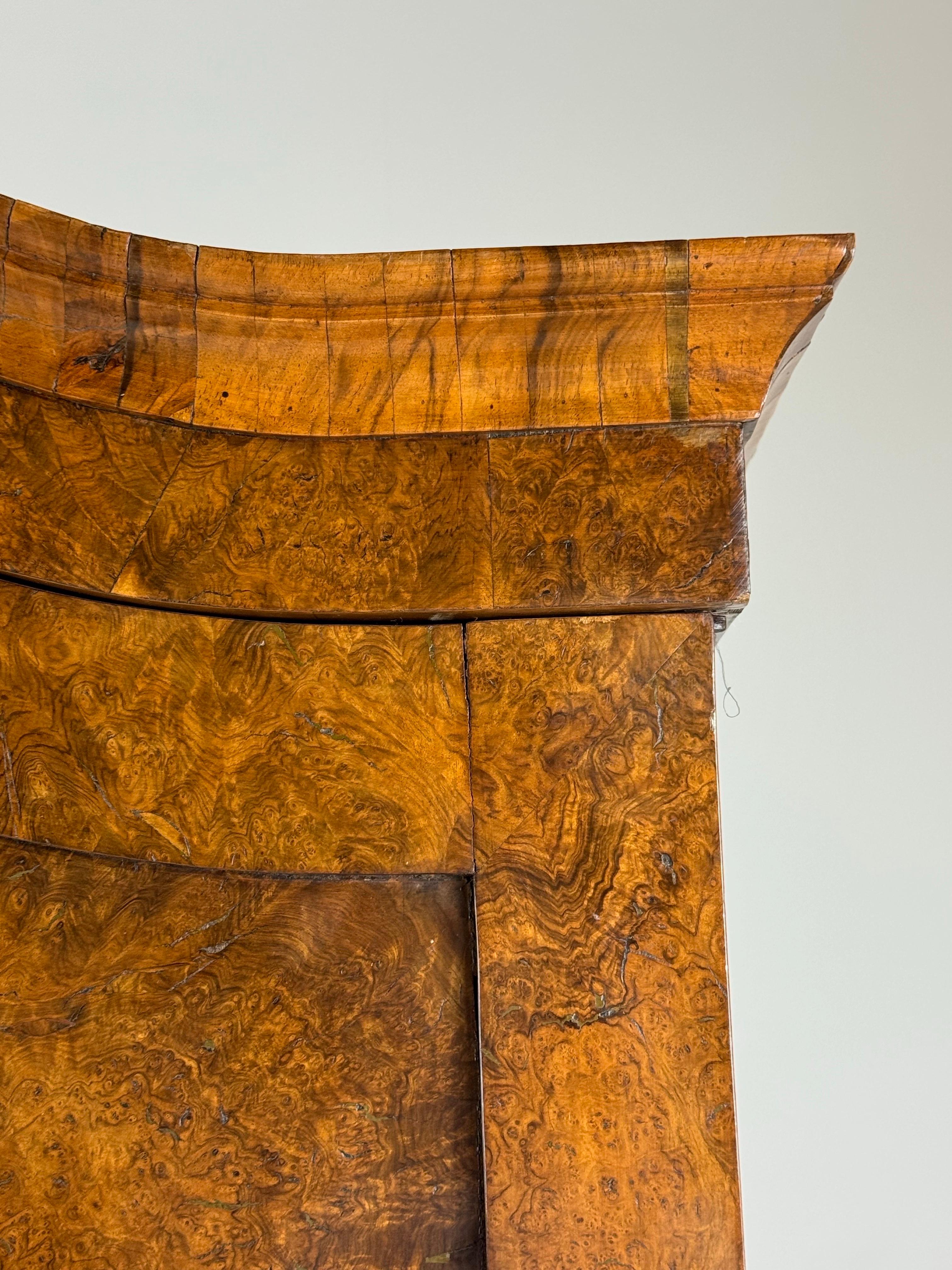 Mobile olandese in radica di noce del 1780 ca. 1780 in vendita 11