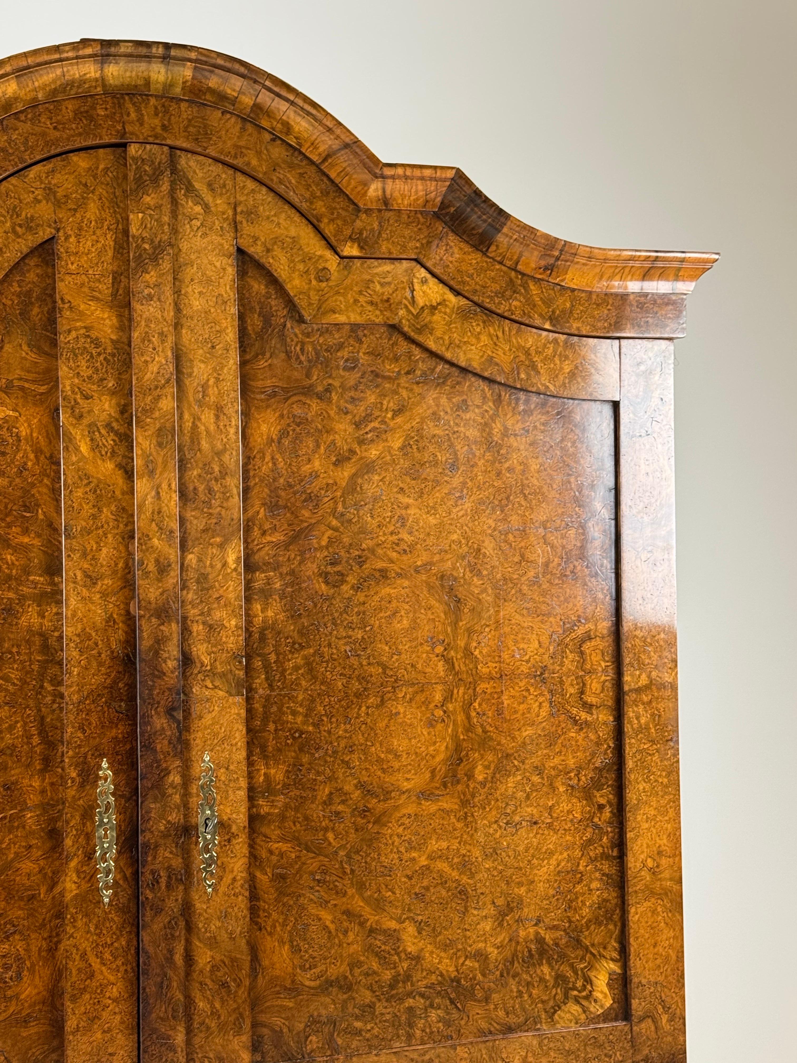 Gabinetto olandese in legno di radice. 1780 ca.

Eccezionale pezzo di arredamento del XVIII secolo. Proviene dalla tarda Repubblica delle Sette Province Unite (1775-1800 circa). Impiallacciato in radica con anima in Oak.

I mobili di questo periodo