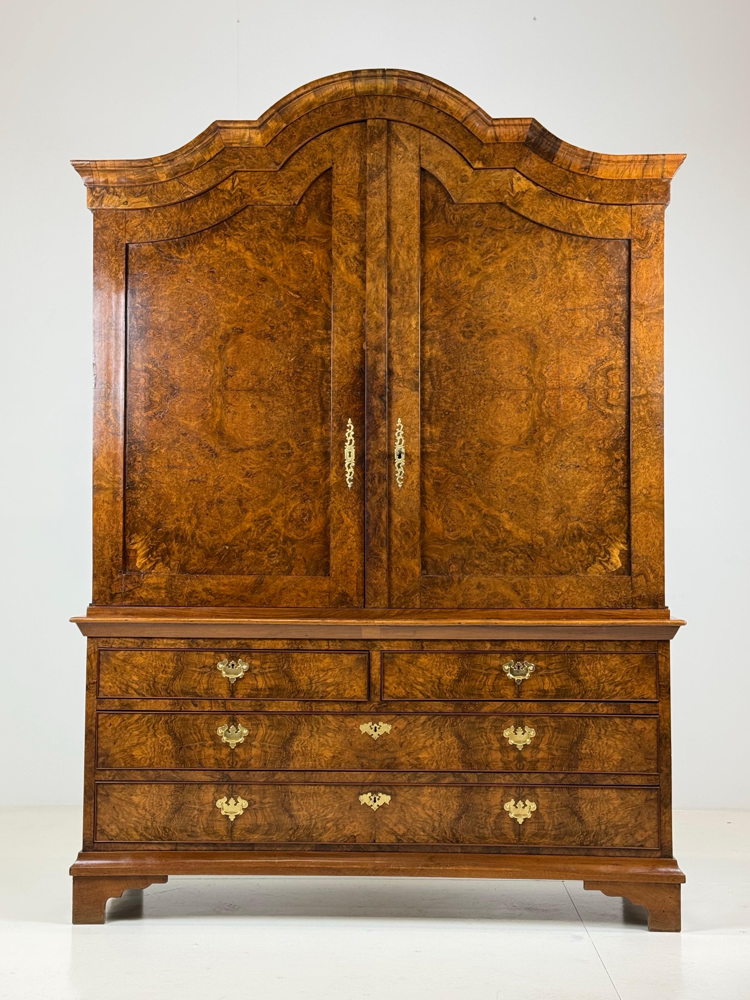 Fine XVIII secolo Mobile olandese in radica di noce del 1780 ca. 1780 in vendita