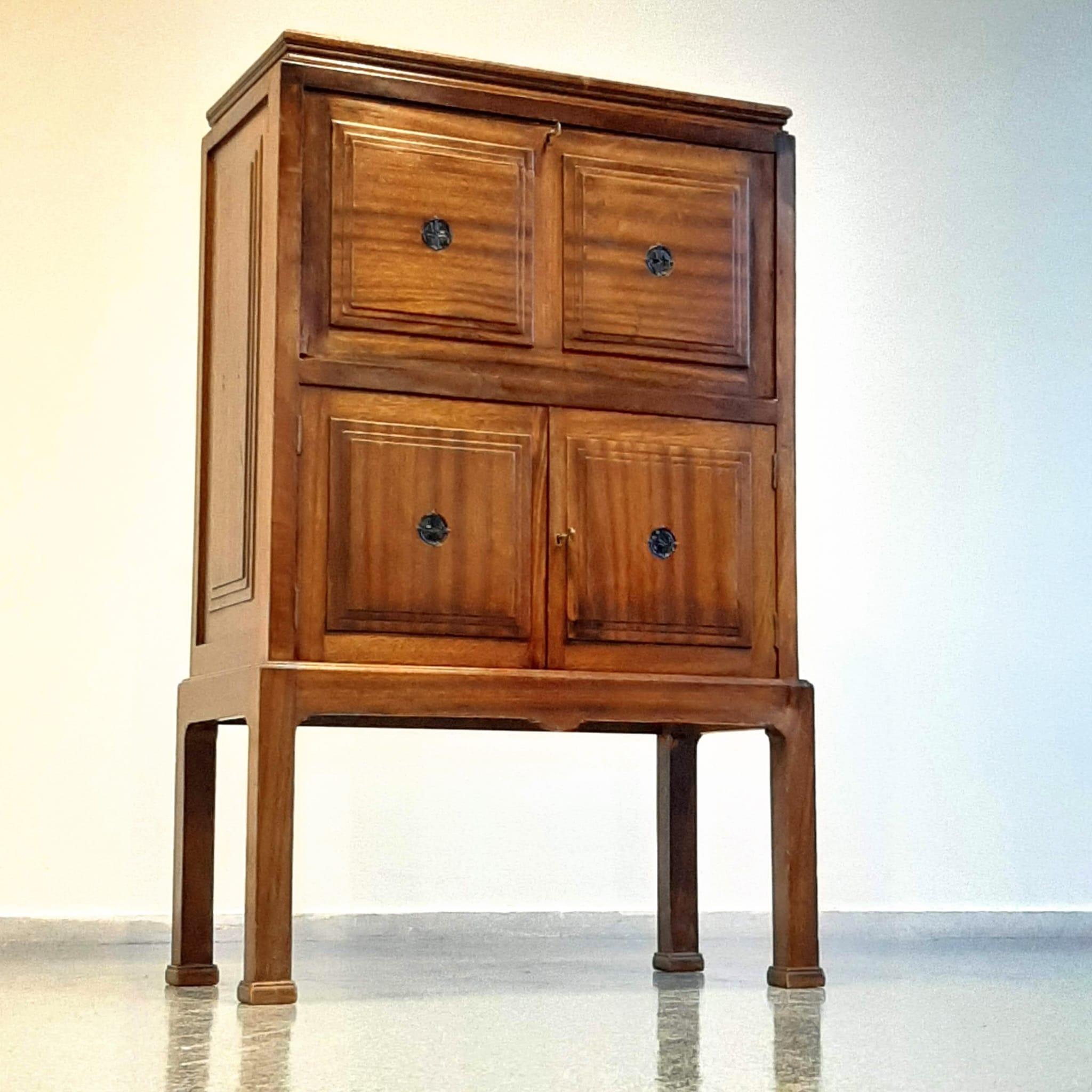 Bellissimo mobile, prodotto da Pander & Sons.

I principi di design della Scuola dell'Aia.  

Le caratteristiche di questo principio di design sono le linee rette e nette. In contrasto con il movimento Art Deco dello stesso periodo.

Molte forme