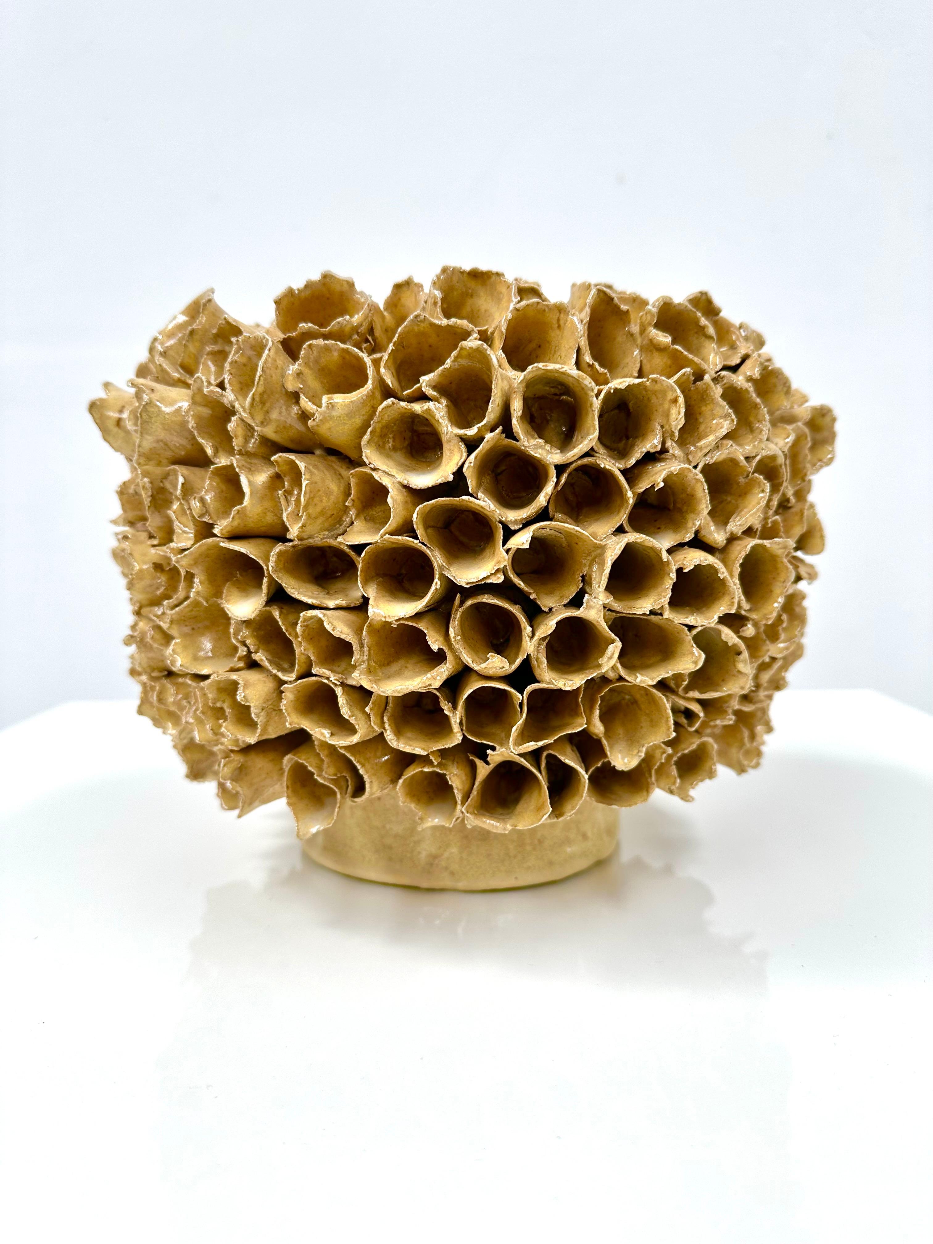 Niederländische handgefertigte Vase aus Keramik in Koralle von Maria Verhaegh, 1997. (Ende des 20. Jahrhunderts) im Angebot
