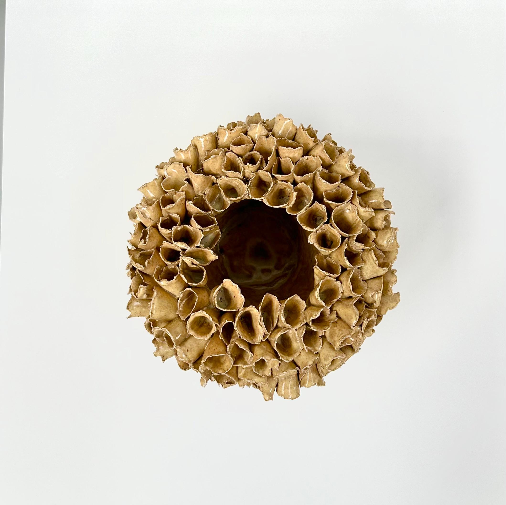 Niederländische handgefertigte Vase aus Keramik in Koralle von Maria Verhaegh, 1997. im Angebot 1