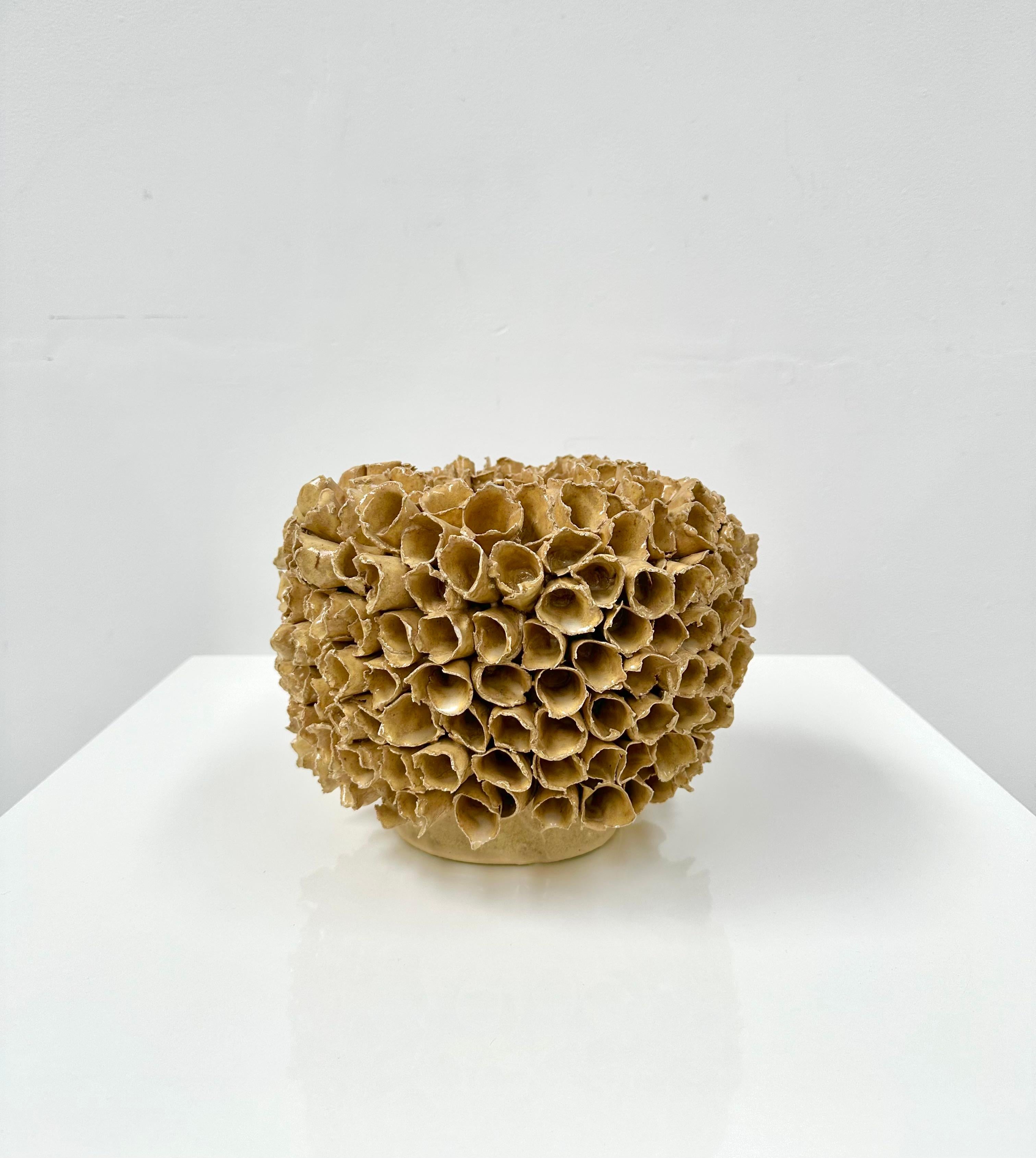 Niederländische handgefertigte Vase aus Keramik in Koralle von Maria Verhaegh, 1997. im Angebot 2