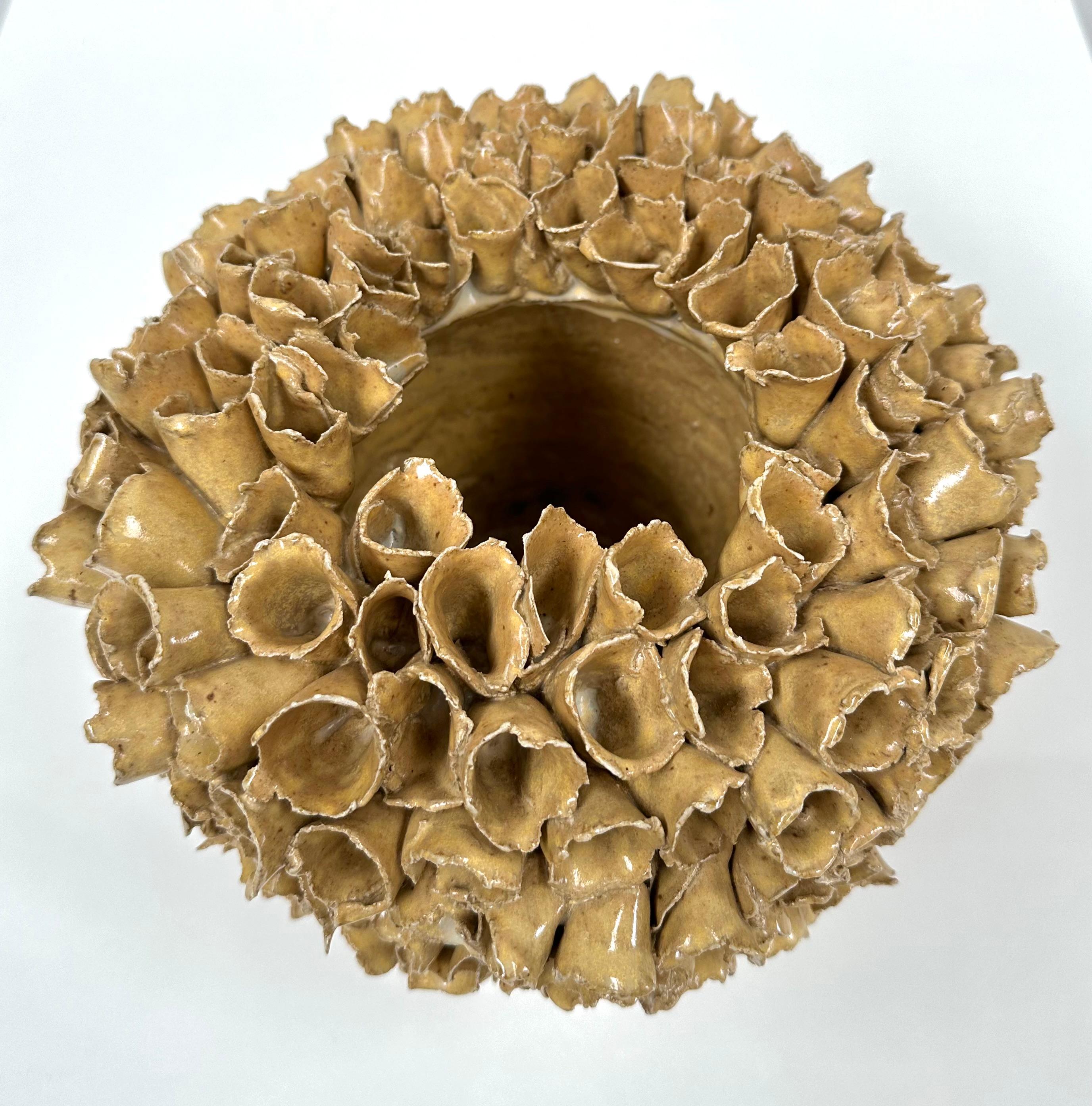 Niederländische handgefertigte Vase aus Keramik in Koralle von Maria Verhaegh, 1997. im Angebot 3
