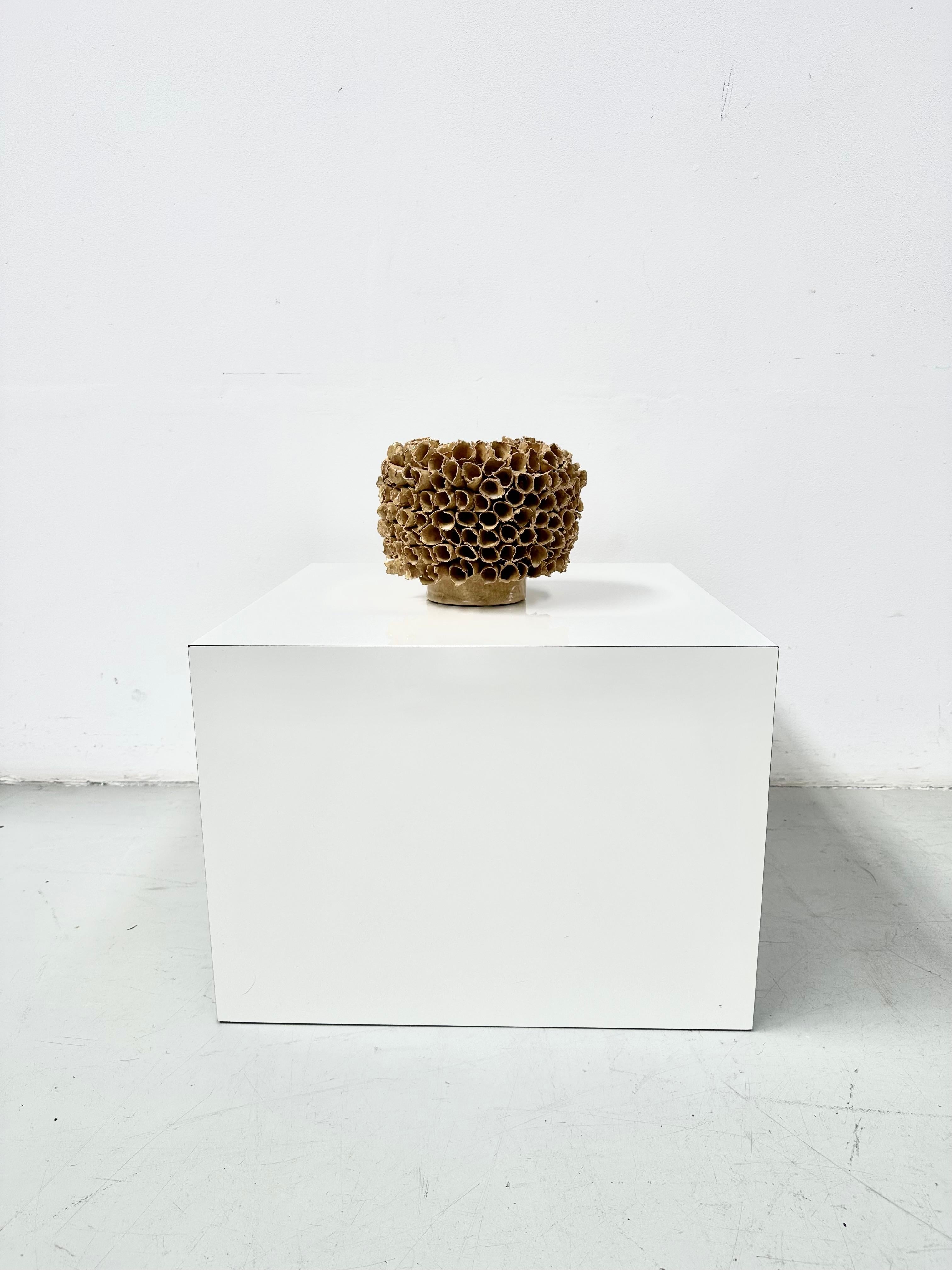Niederländische handgefertigte Vase aus Keramik in Koralle von Maria Verhaegh, 1997. im Angebot 4