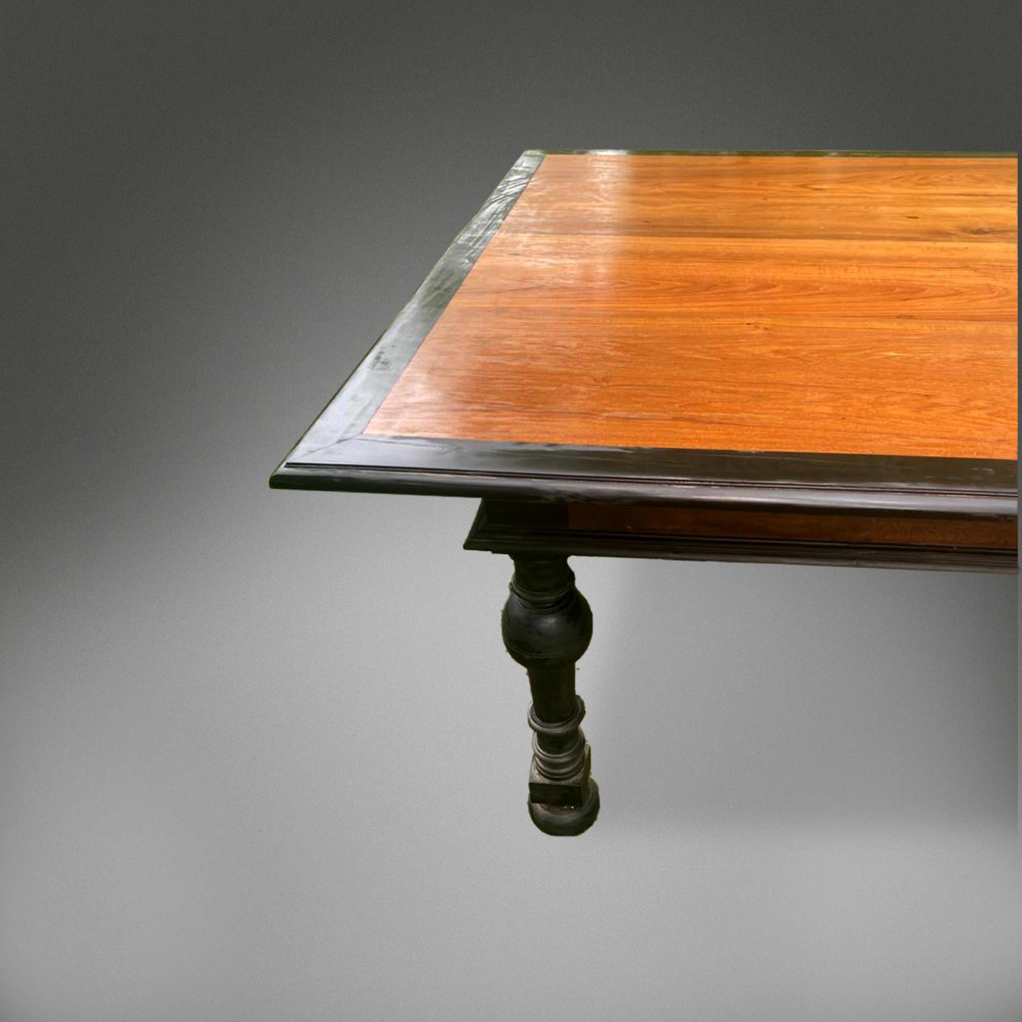 Ébène Dutch Ceylonese Dining Table en vente