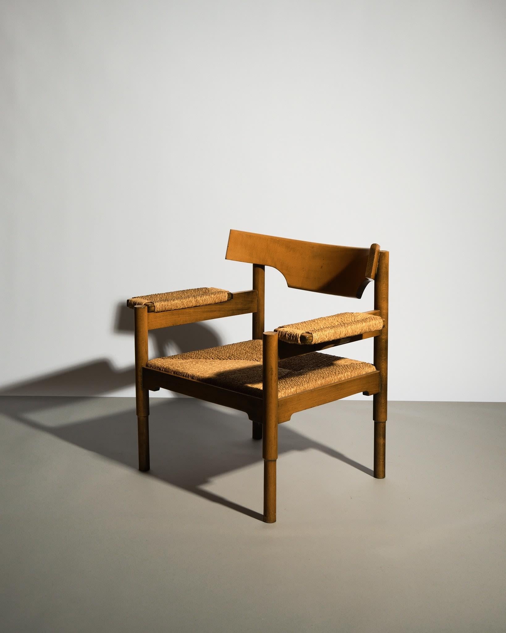 c. 1960's 
Legno e giunco intrecciato
Prodotto nei Paesi Bassi
H70 x W75 x D58 cm