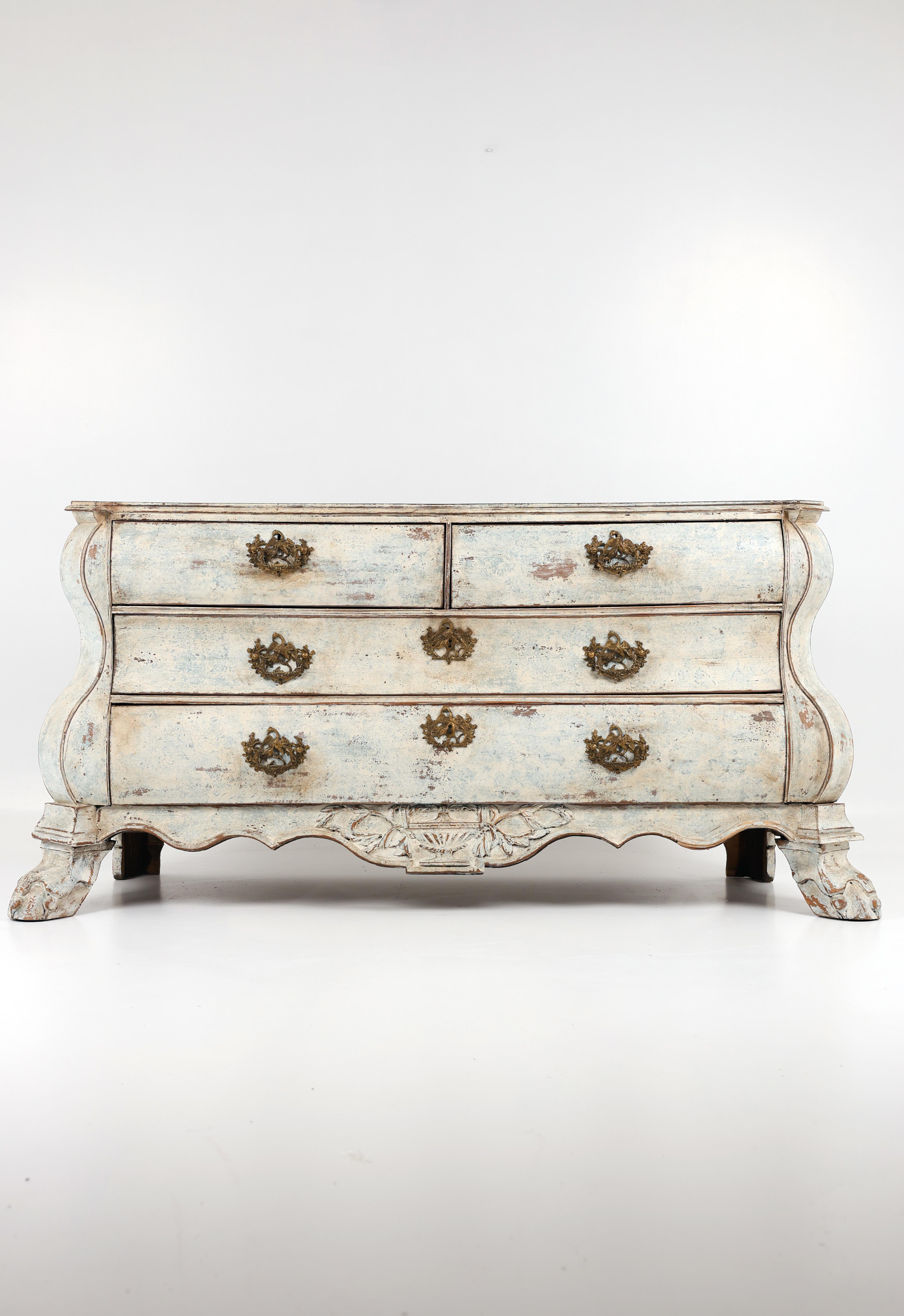 Dutch Chest of Drawers, Hand-Painted in the Gustavian Style, Late 18th Century

An exceptional Dutch chest of drawers featuring an elegant serpentine front with four drawers – two smaller in the upper section and two full-width drawers below. The