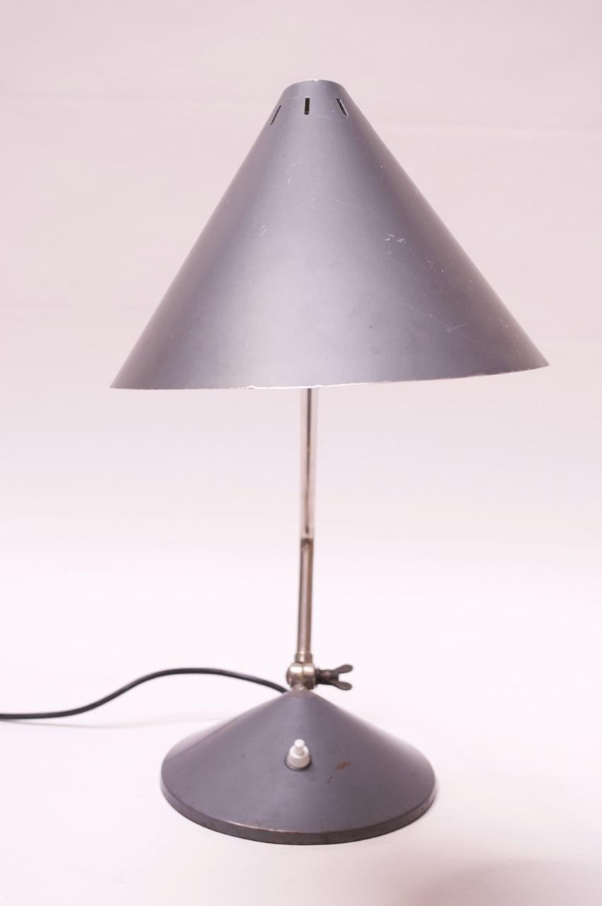 Niederländische Quastenlampe aus Chrom und lackiertem grauem Metall mit übergroßem Schirm von Hala (Mitte des 20. Jahrhunderts) im Angebot