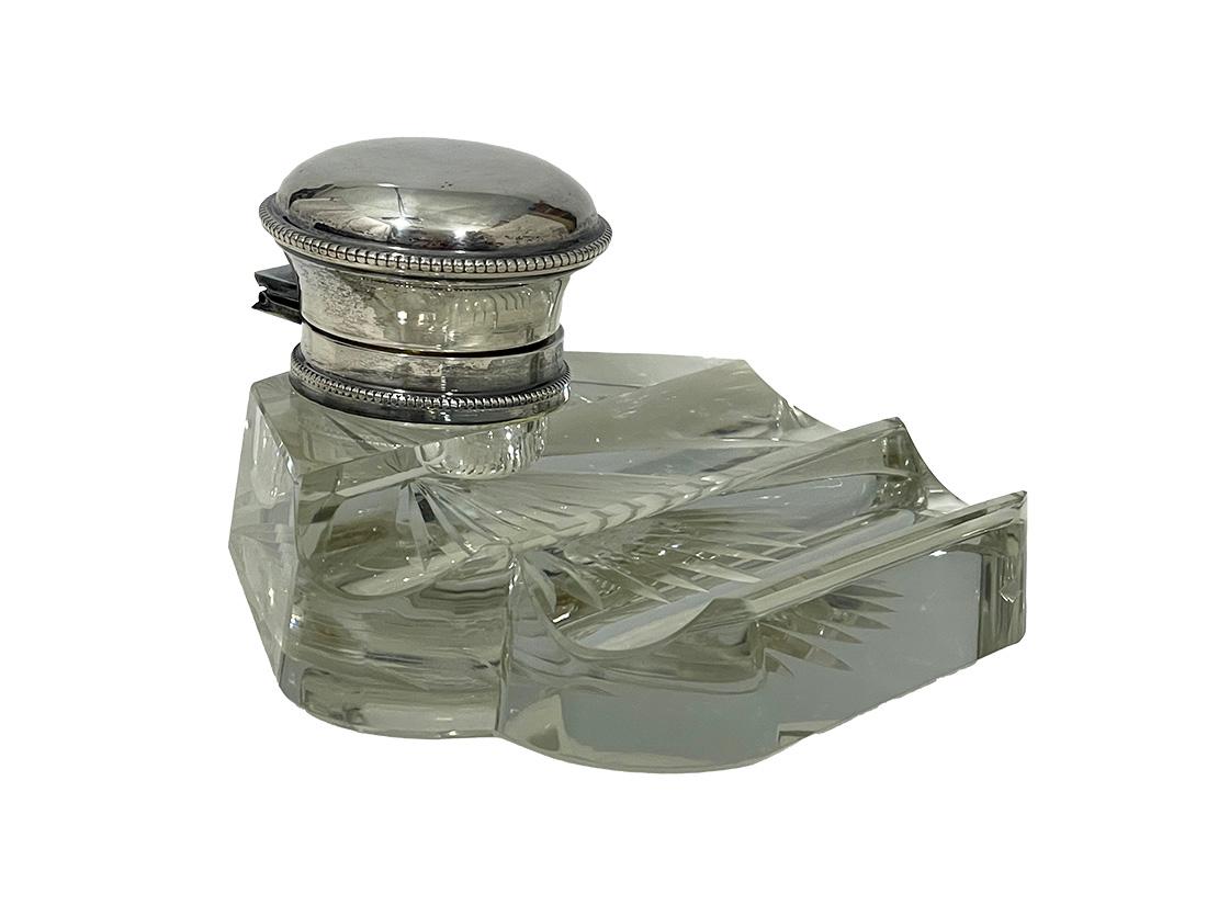Calamaio olandese in cristallo trasparente e argento, circa 1850

Un calamaio in vetro trasparente con tappo d'argento, realizzato nei Paesi Bassi. Il vetro di cristallo nella parte inferiore presenta un ventaglio di cristallo tagliato. Due creste