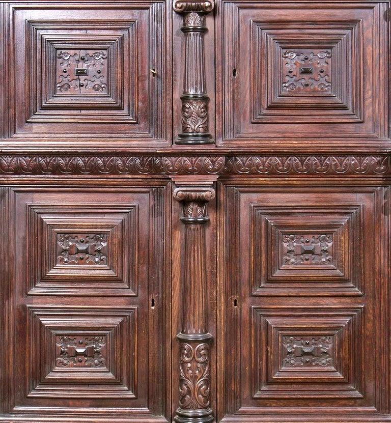 Dutch closet of the 17th century
in carved oak, with four doors and two drawers. 
Protruding cimaha, resting on a frieze decorated with plant motifs. 
Doors decorated with protruding frames with geometric motifs in the center, flanked by
