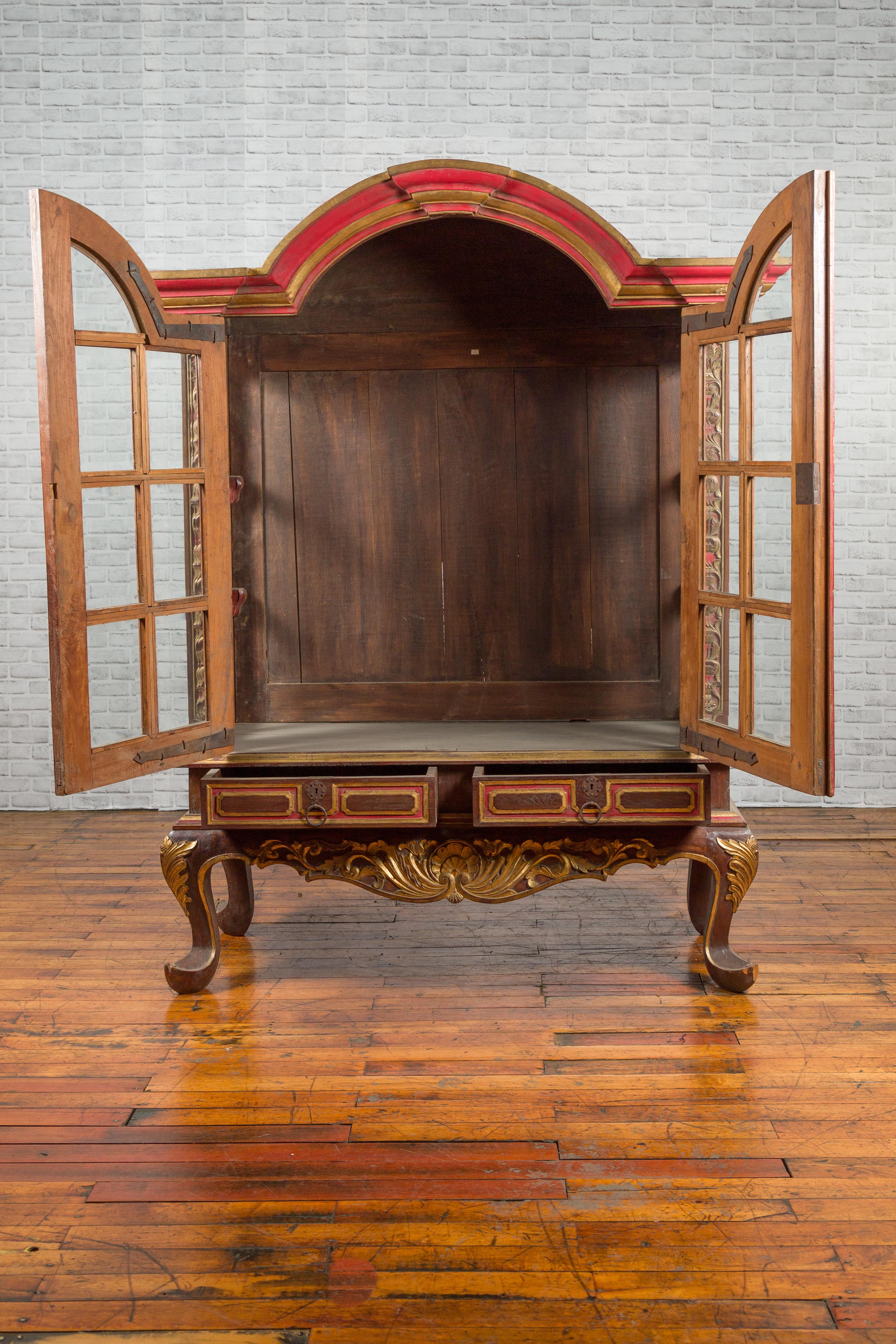 Dutch Colonial Early 20th Century Bonnet Top Gilded Cabinet with Glass Doors In Good Condition For Sale In Yonkers, NY