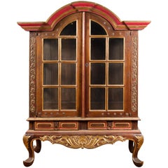 Armoire coloniale hollandaise du début du 20e siècle avec dessus en forme de chapeau et portes en verre doré