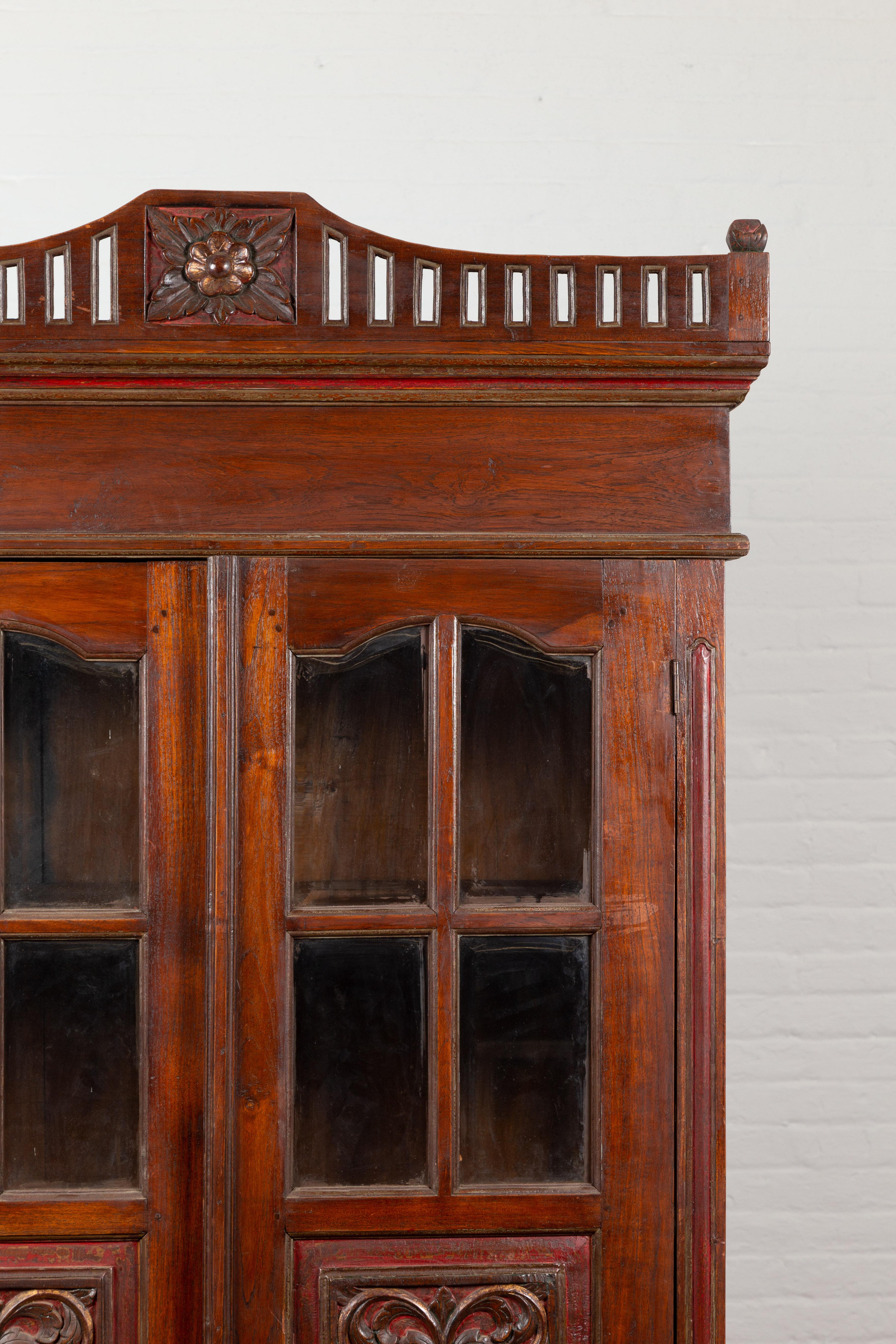 Dutch Colonial Early 20th Century Indonesian Display Cabinet with Carved Motifs For Sale 4